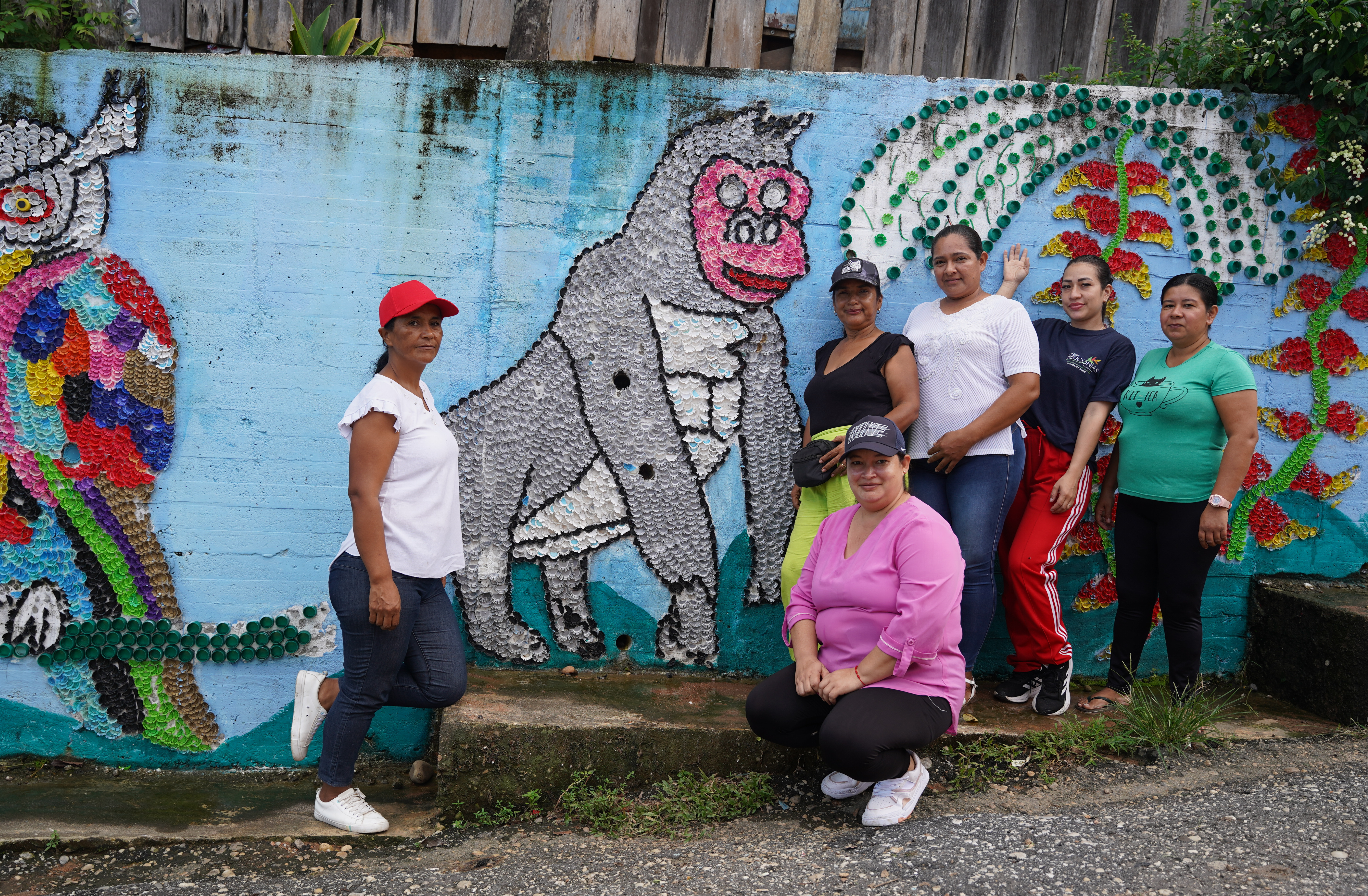 Desde su rol como en las juntas de acción comunal, las mujeres lograron acceder a los servicios básicos
e incluso construyeron tuberías
comunitarias para el manejo de
aguas. También se juntaron para
mejorar las casas de sus vecinos
que eran de barro, de tablas y de
cartones.