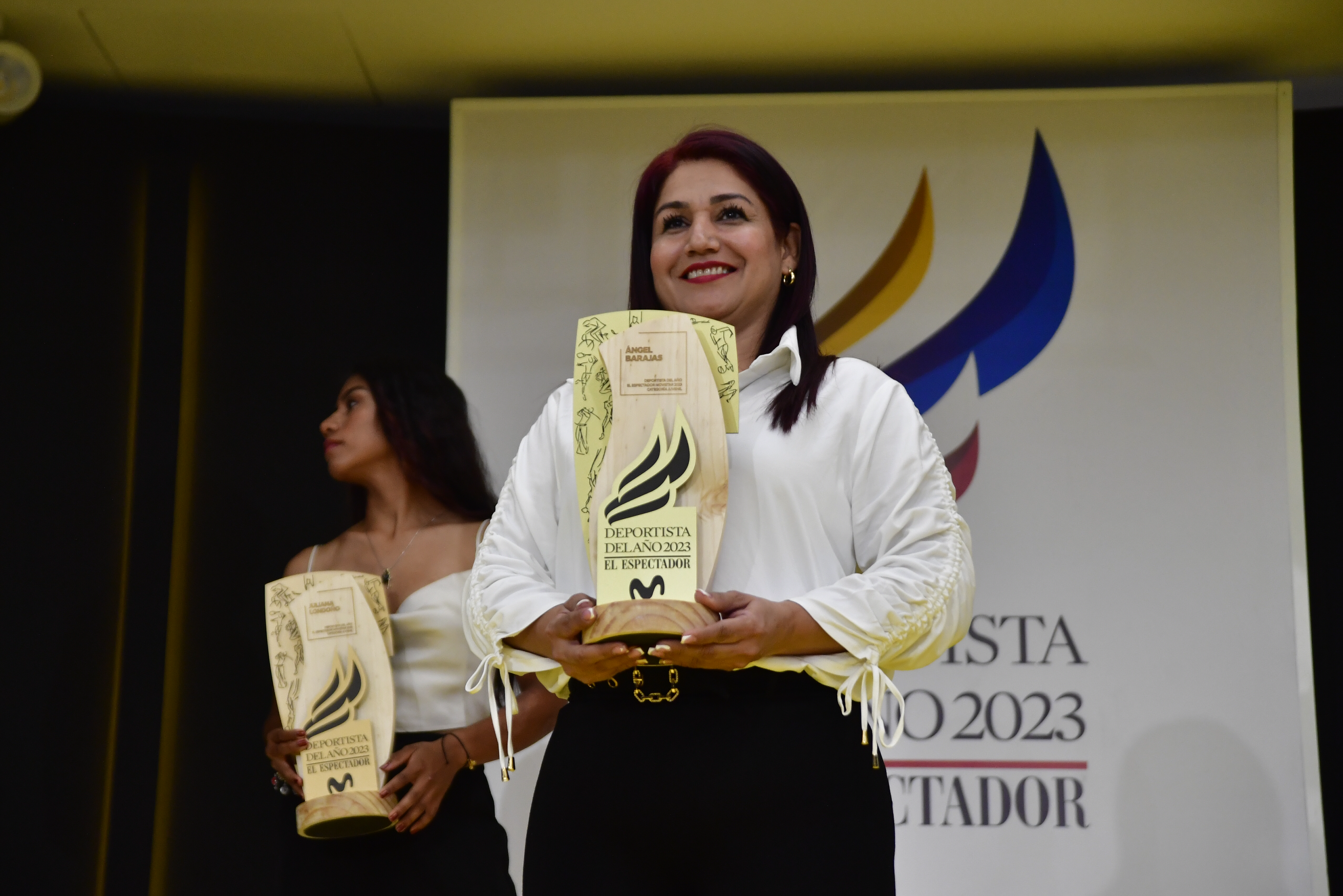 Deportista del año en la categoría juvenil, recibe la madre del deportista Angélica Vivas.