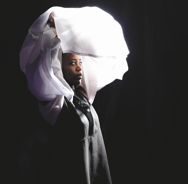 Dorothée Munyanesa, una de las protagonistas de la Bienal de Danza de Cali, en uno de los actos de su obra "Toi, moi, Tituba". / Nelson Sierra G.