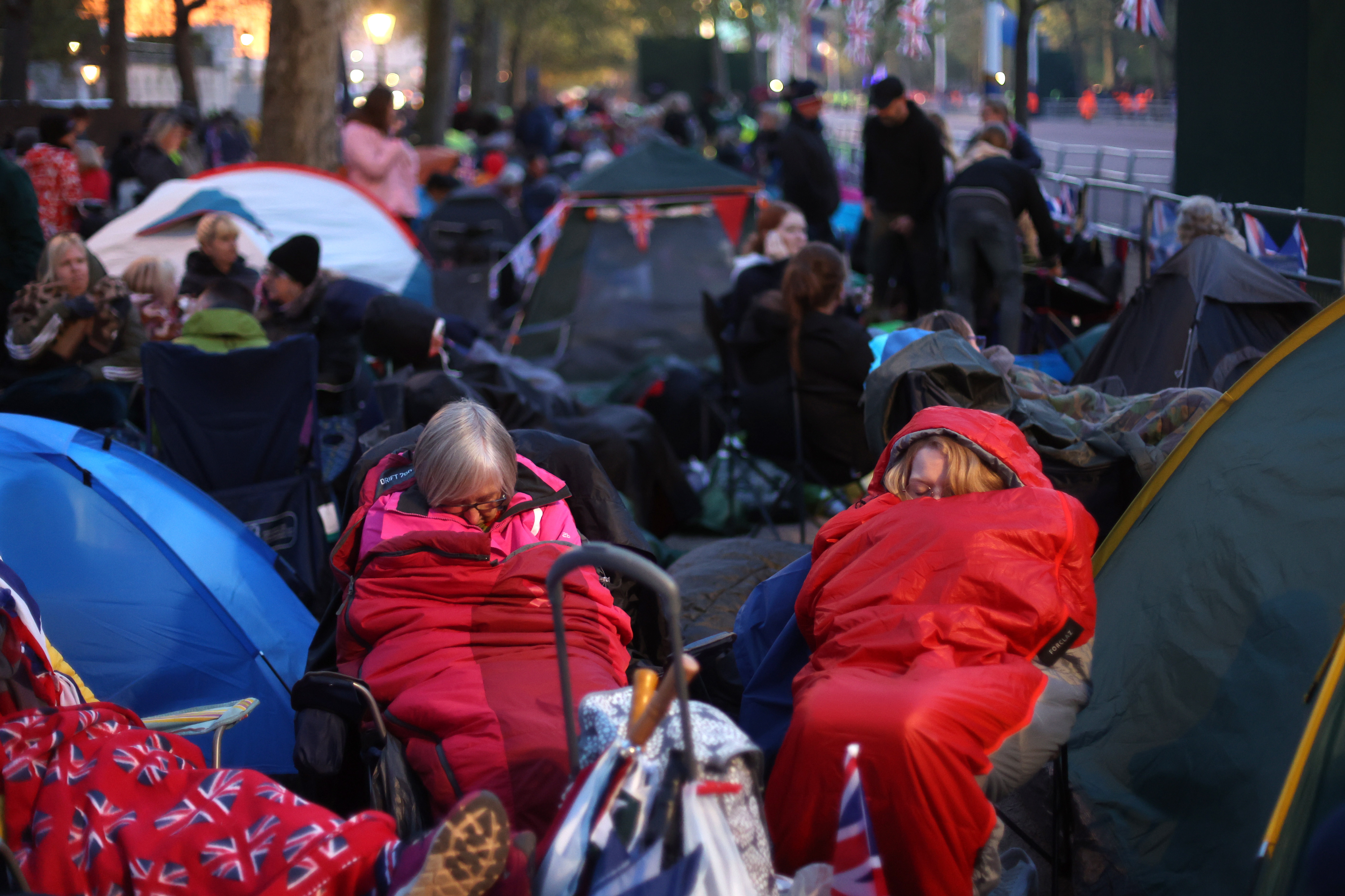 London (United Kingdom), 06/05/2023.- Royal fans wait on the coronation procession route on The Mall before the coronation ceremony for Britain's King Charles III and the Queen Consort Camilla, in London, Britain, 06 May 2023. (Reino Unido, Londres) EFE/EPA/Martin Divisek