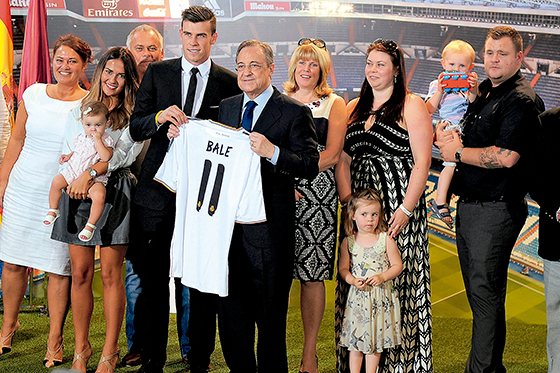 Gareth Bale, el futbolista que llevó a su mamá a su primer día de trabajo