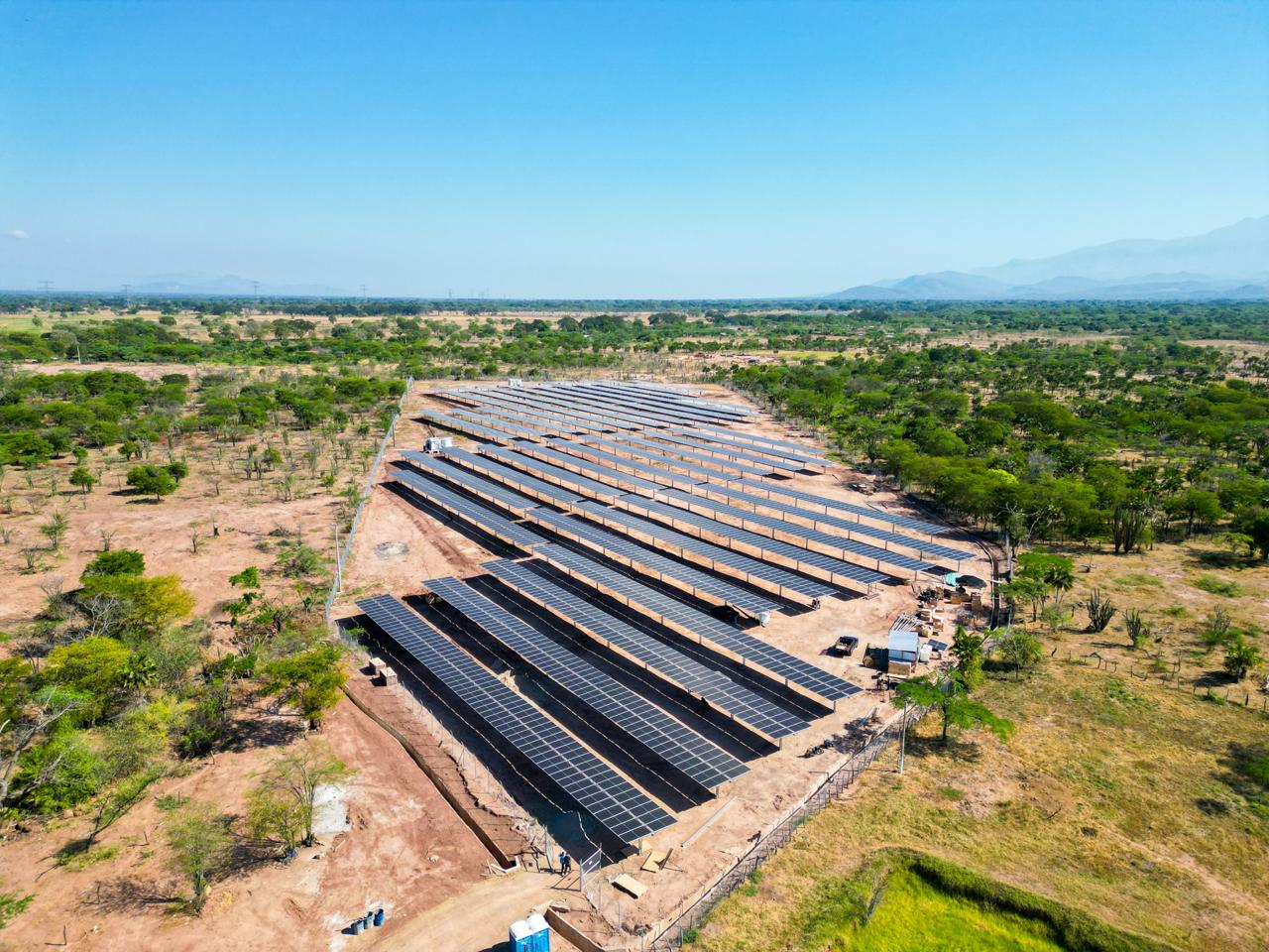 Colombia, según un estudio reciente de la Universidad de Santo Tomás, tiene un potencial solar diario de seis kilovatios por hora por metros cuadro, la cual es superior del promedio mundial de 3,7 kW/h (m²/da).