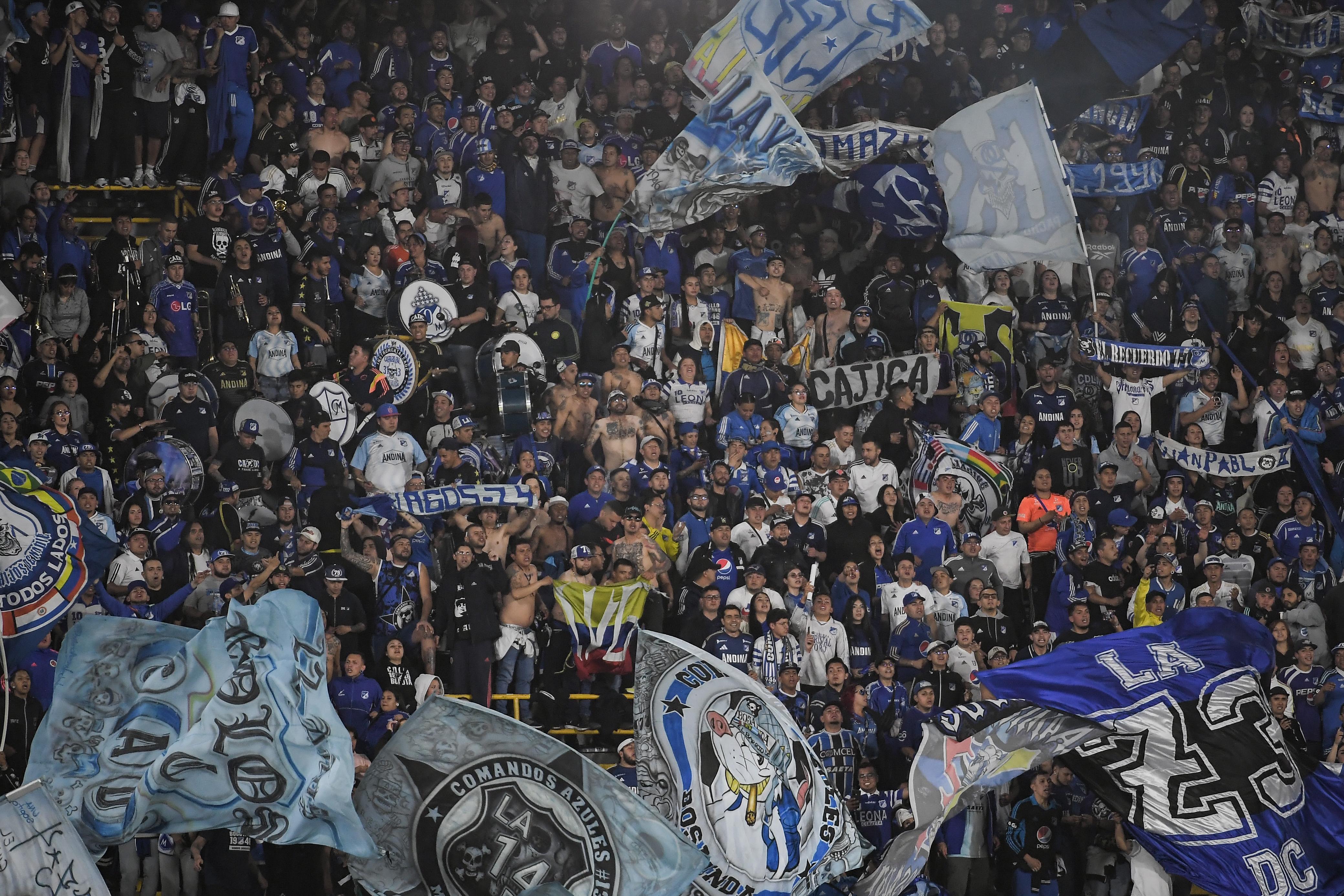 Integrantes de los Comandos Azules, una de las barras de Millonarios, en la tribuna norte de El Campín.