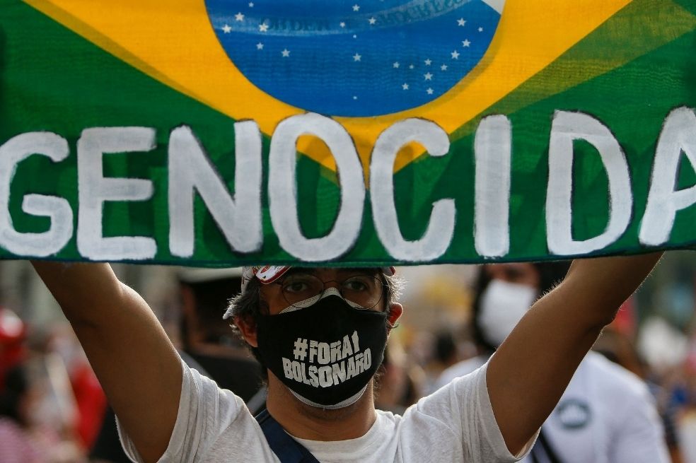 Con mensajes como "Bolsonaro genocida", "No era negacionismo, era corrupción" y "Sí a las vacunas" inscritos en pancartas, decenas de miles de personas se manifestaron en Sao Paulo.