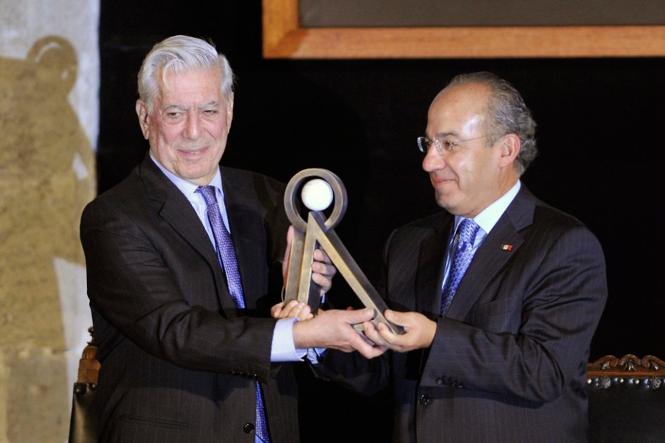 Vargas Llosa recibió el premio Carlos Fuentes