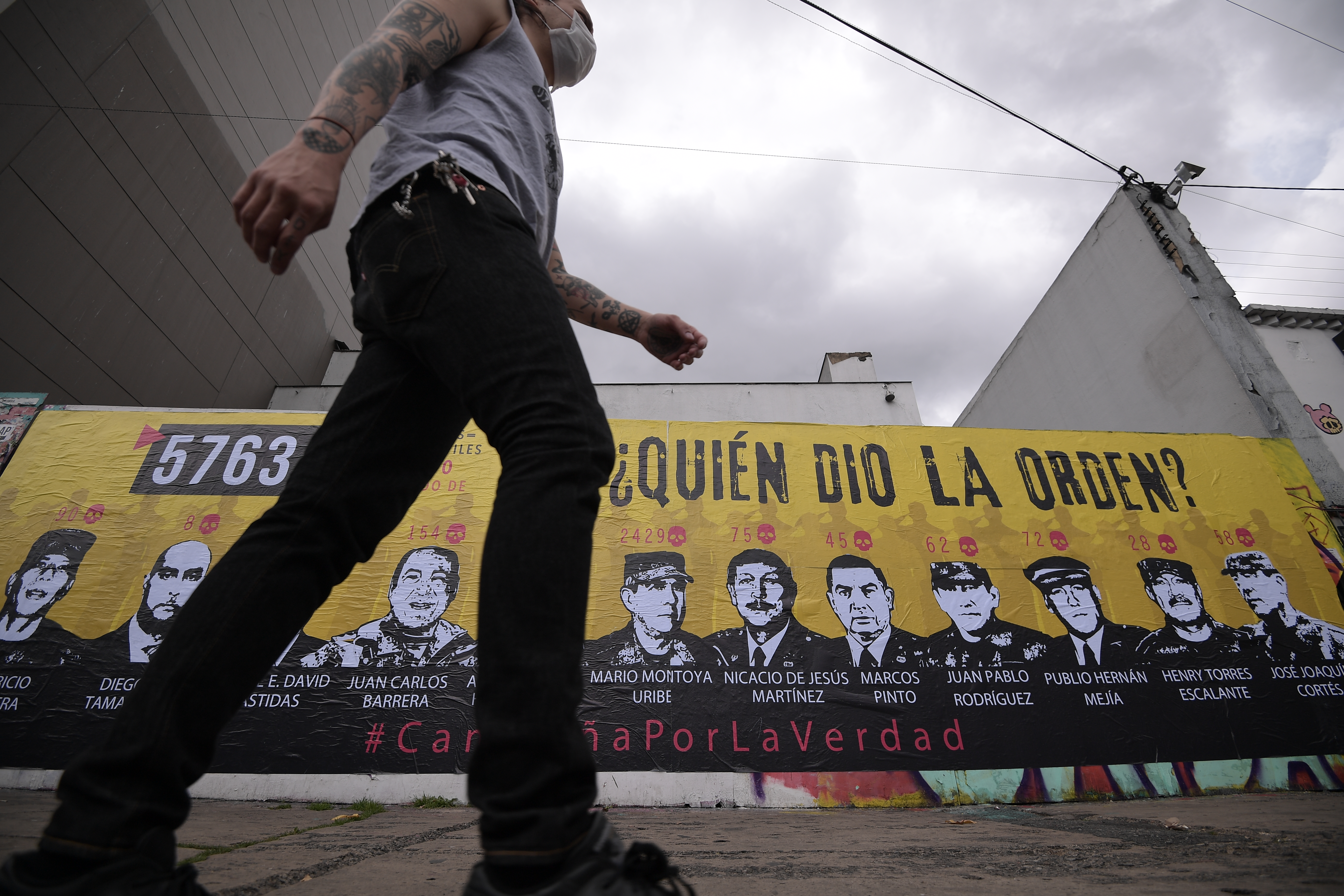 Organizaciones defensoras de derechos humanos y de víctimas hicieron un plantón en la sede de la Jurisdicción Especial para la Paz (JEP), para reclamar por la verdad en los casos de ejecuciones extrajudiciales; Instalaron un nuevo mural que suma 5763 víctimas y los siete mandos militares relacionados.