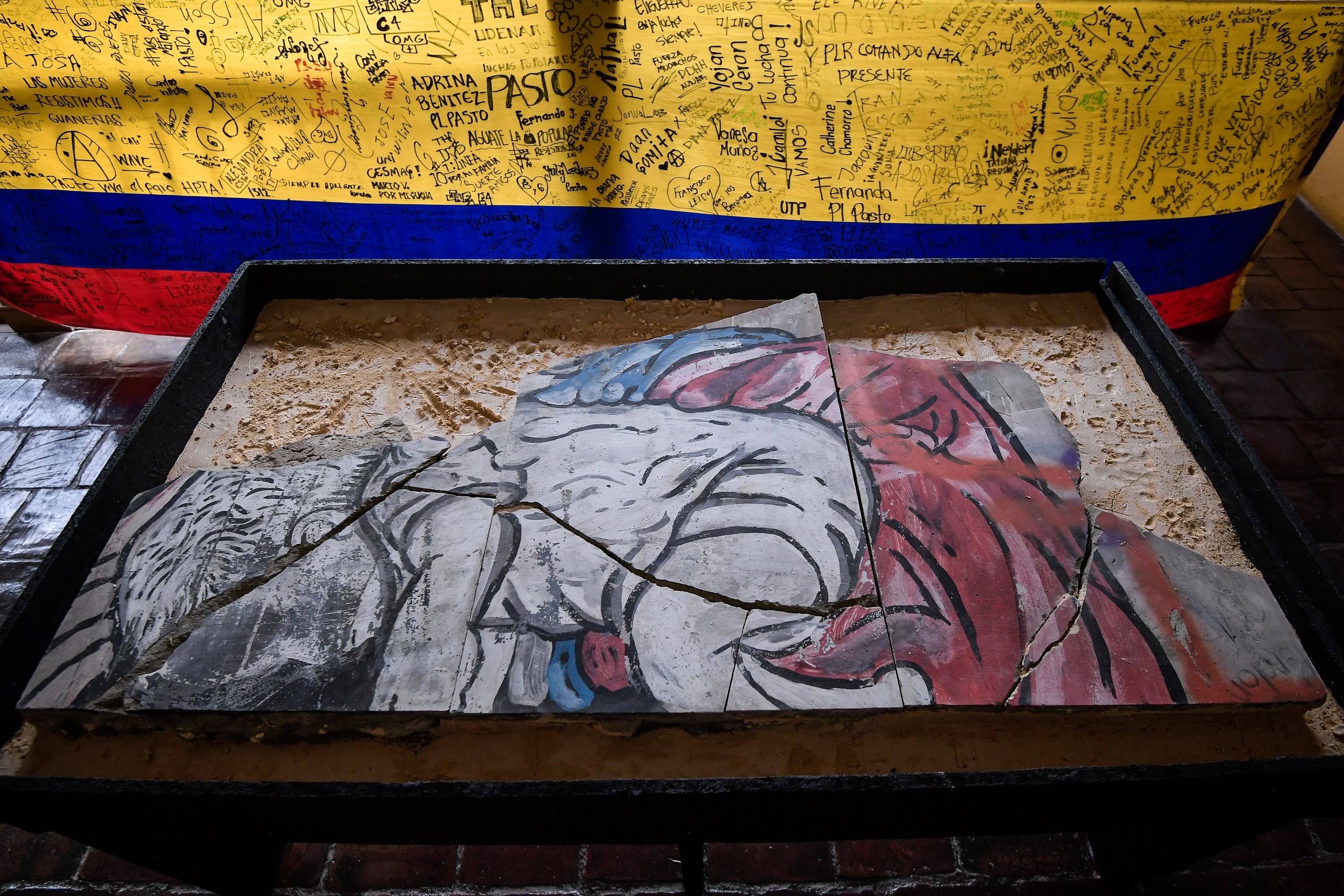 Un fragmento del desaparecido monumento a los héroes intervenido durante las protestas reposa en el museo.