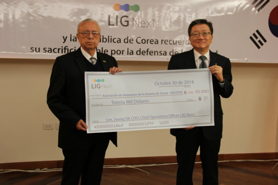 Jungsik Lee, de LIG Nex1 y Epifanio Rodríguez, presidente de la Asociación de Veteranos de la Guerra de Corea.