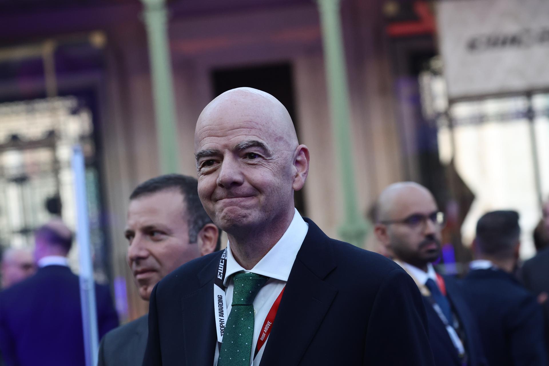 Leyendas y directivos insisten en que Infantino no debe seguir como presidente de la FIFA