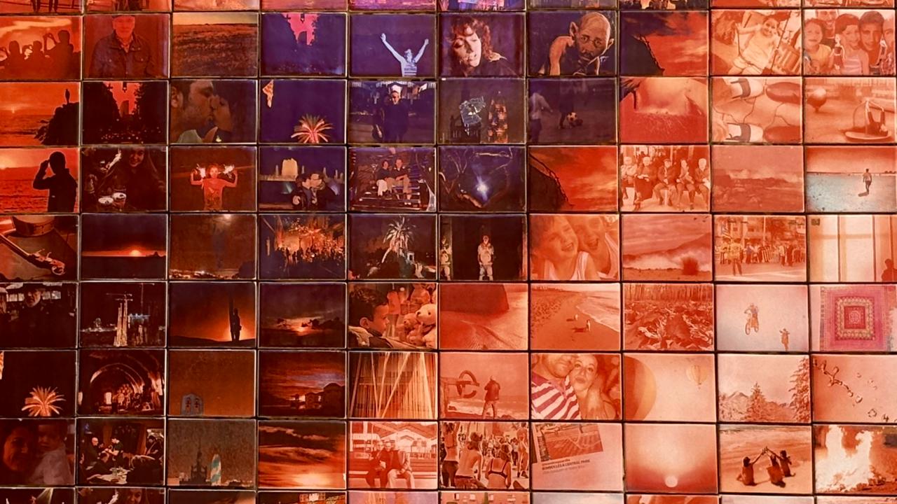Desde lejos, el mural forma unos grandes labios; de cerca, revela miles de pequeñas fotografías.