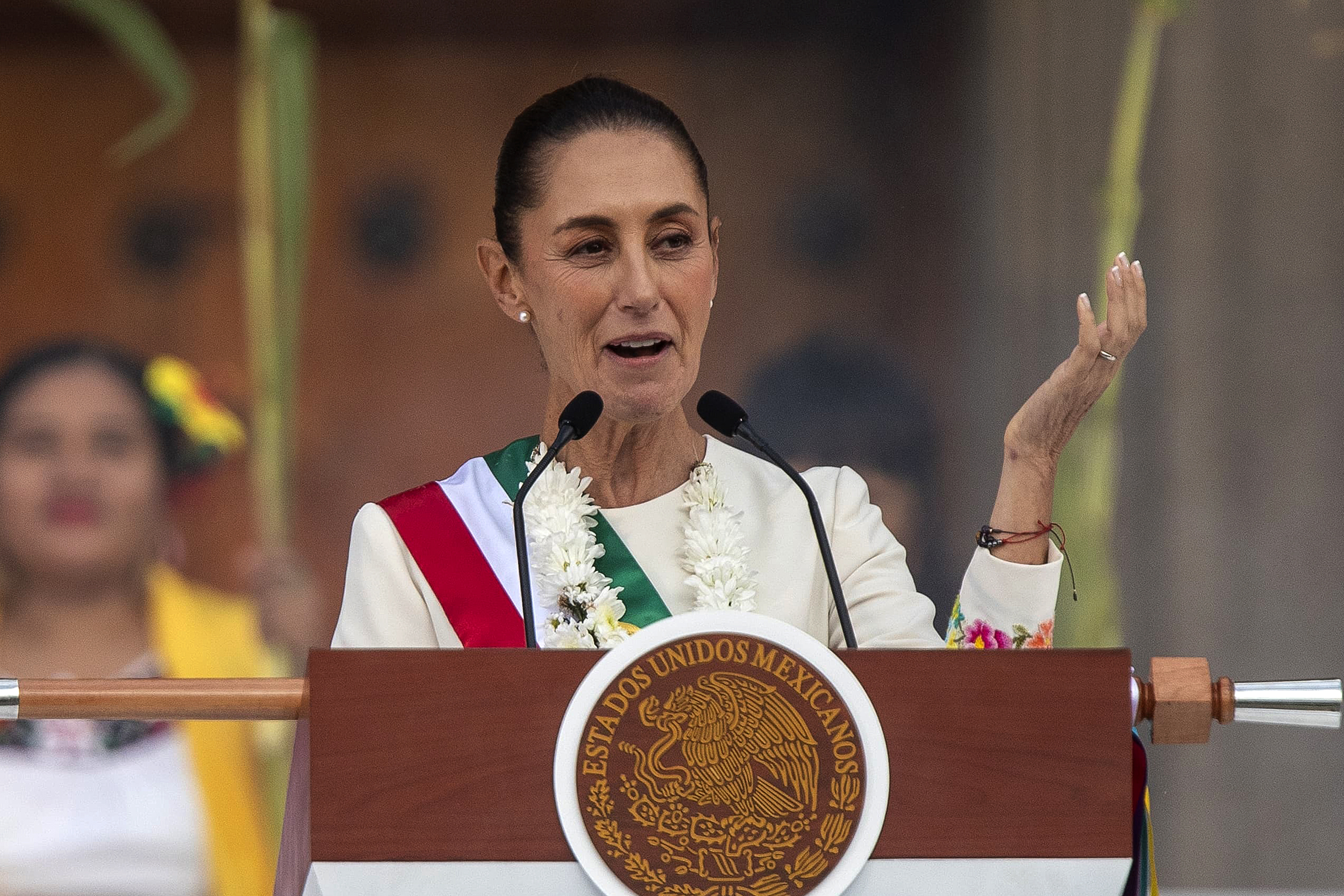 MEX803. CIUDAD DE MÉXICO (MÉXICO), 01/10/2024.- La presidenta de México, Claudia Sheinbaum, habla después de participar en la ceremonia de entrega del bastón de mando, por parte de representantes de los pueblos indígenas, este martes en Ciudad de México (México). La presidenta de México, Claudia Sheinbaum, prometió este martes, durante su primer discurso público en el cargo, que defenderá a los migrantes mexicanos en Estados Unidos y otras naciones, a quienes agradeció el apoyo que han dado a la economía del país. EFE/Isaac Esquivel