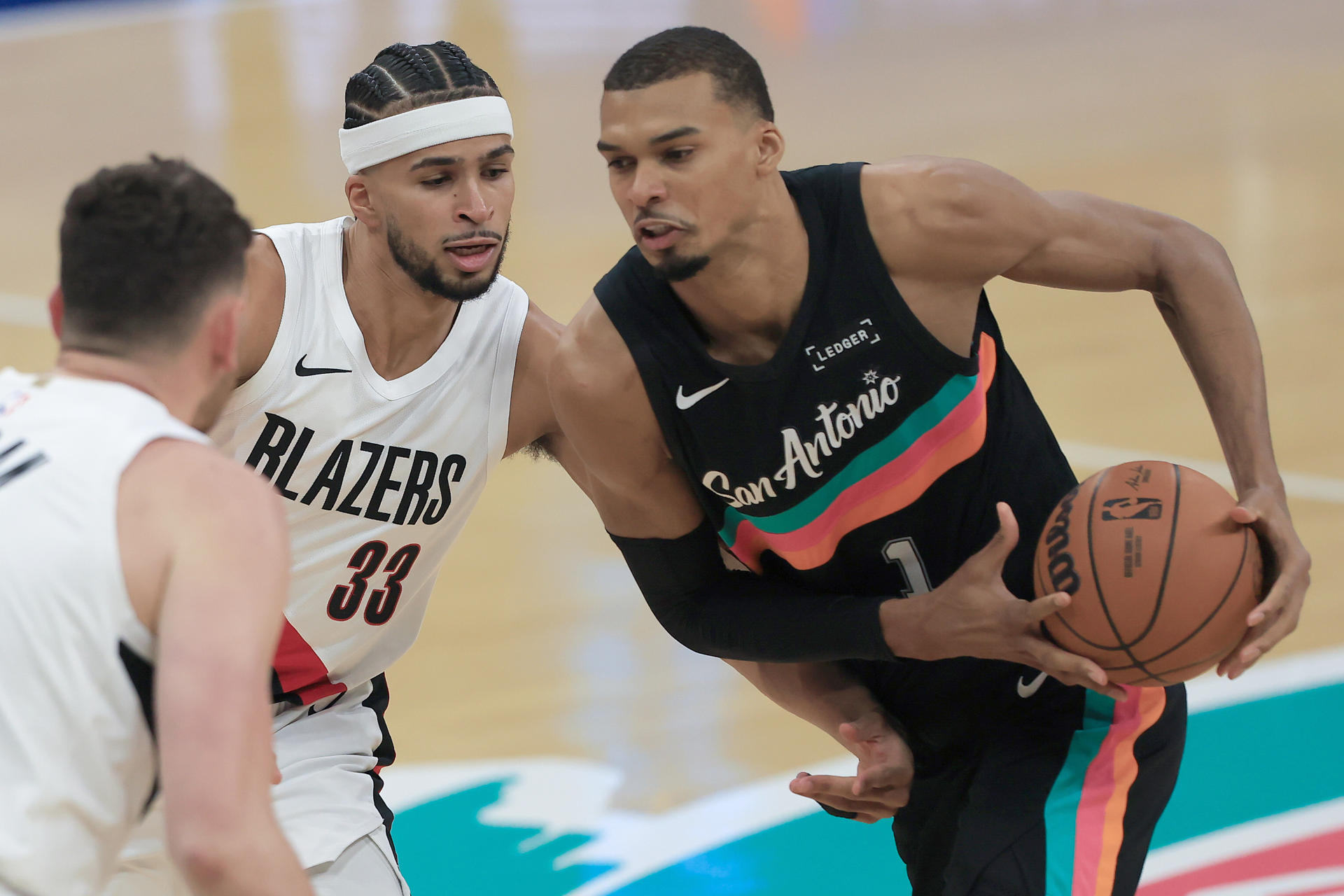 La espantosa caída de Víctor Wembanyama que podría sacarlo de los playoffs de la NBA: video