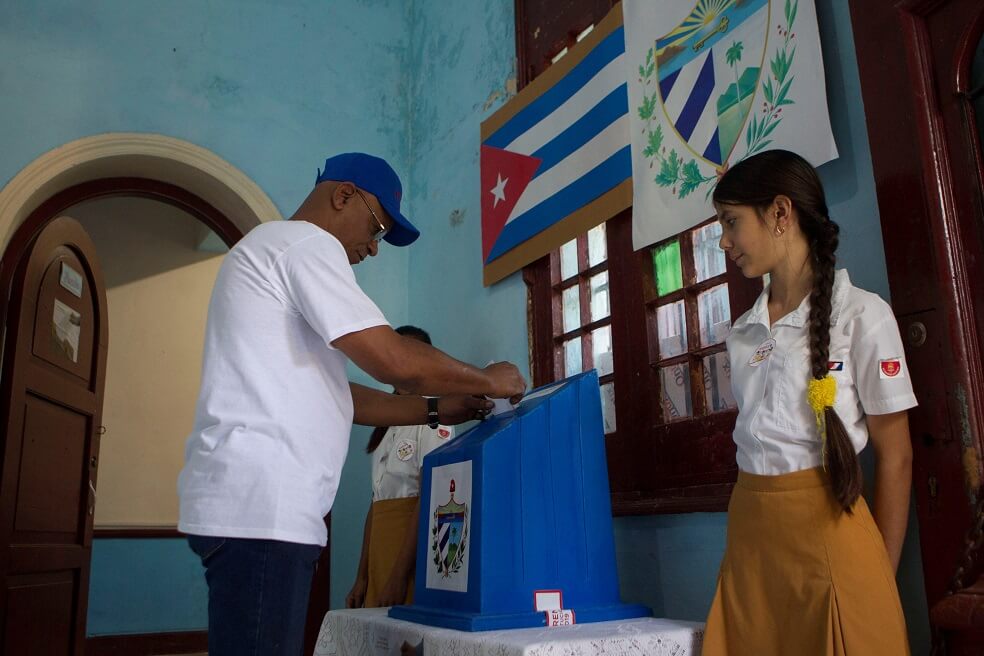 Más de 25.000 colegios electorales abrieron sus puertas este domingo en Cuba para votar en el referendo sobre la nueva Constitución. / EFE
