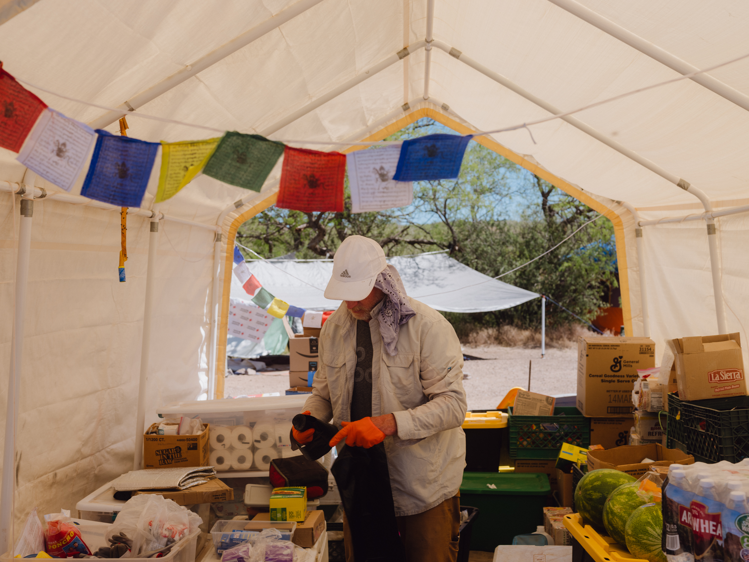 En los campamentos temporales al lado del muro voluntarios ofrecen comida, agua y otros elementos básicos.