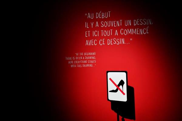 "Comencé a dibujar a raíz de ese cartel. Es posible que inconscientemente la prohibición haya jugado un papel (...) También hay una forma de misterio, de fetichismo, el diseño del zapato es muy a menudo asociado con la sexualidad", apuntó. A su vez, la imagenlo sumergió"en el universo de las curvas", que definiríasu estilo.