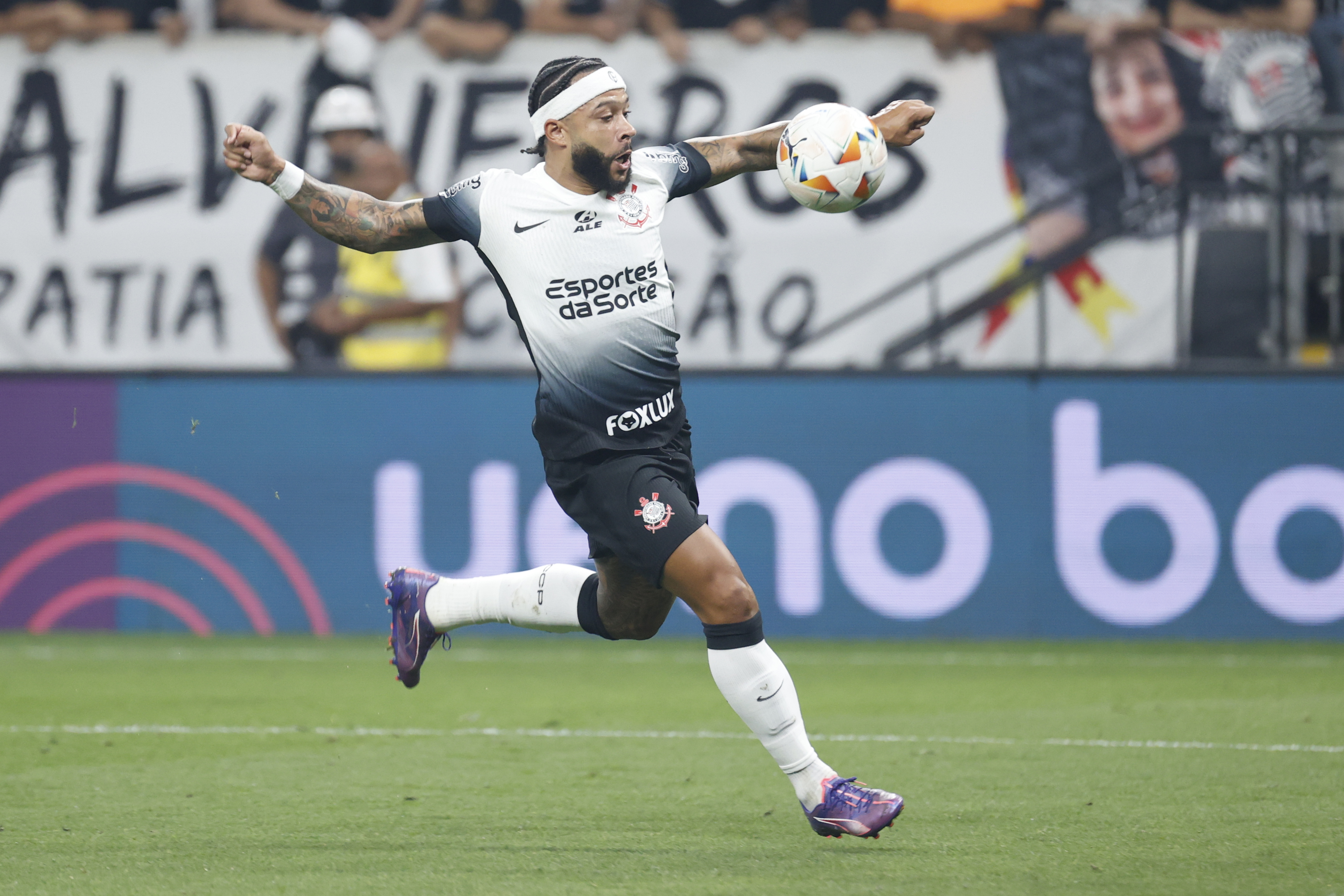 AME2291. SAO PAULO (BRASIL), 24/09/2024.- Memphis Depay de Corinthians remata este martes, en el partido de vuelta de cuartos de final de la Copa Sudamericana entre Corinthians y Fortaleza en el estadio Neo Química Arena en Sao Paulo (Brasil). EFE/ Sebastiao Moreira