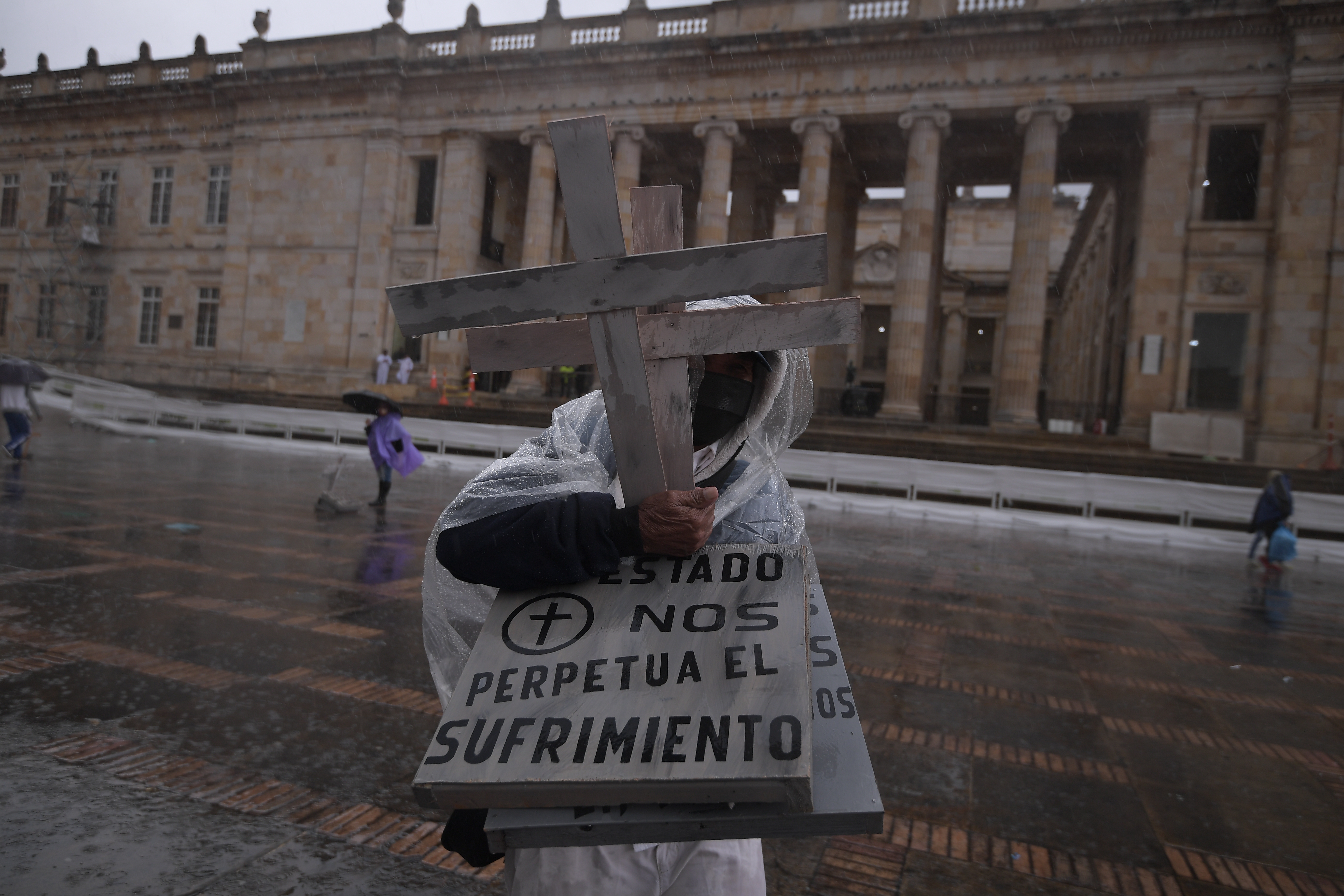Cientos de víctimas del conflicto armado en Colombia, en su mayoría desplazados, se concentraron en la Plaza de Bolívar (Bogotá), para protestar, según ellos, por los incumplimientos de varios acuerdos pactados con el Estado. Además, exigen garantías de reparación y no repetición.
