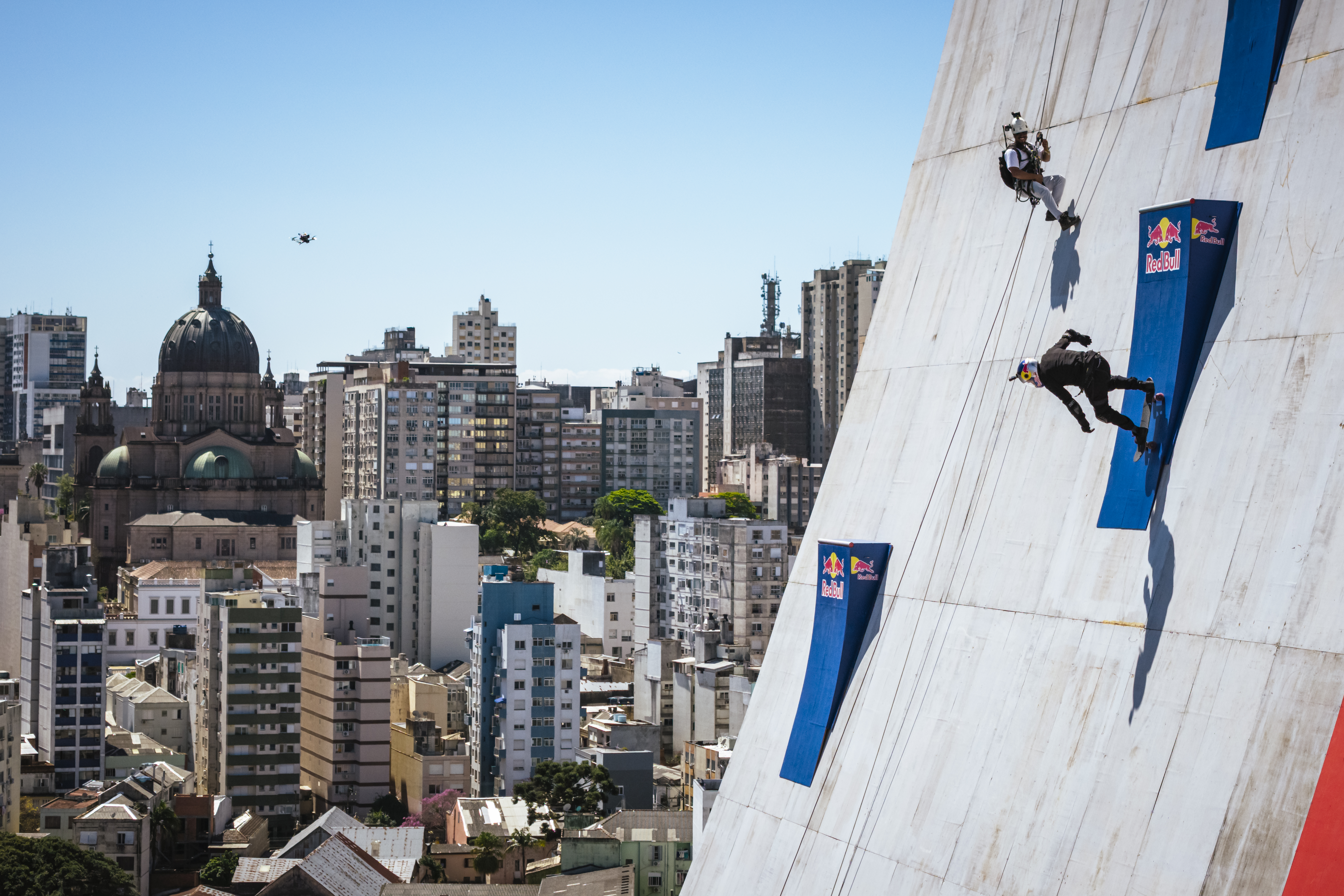 Sandro Dias rompió dos récords Guinness al lanzarse de un edificio en su patineta