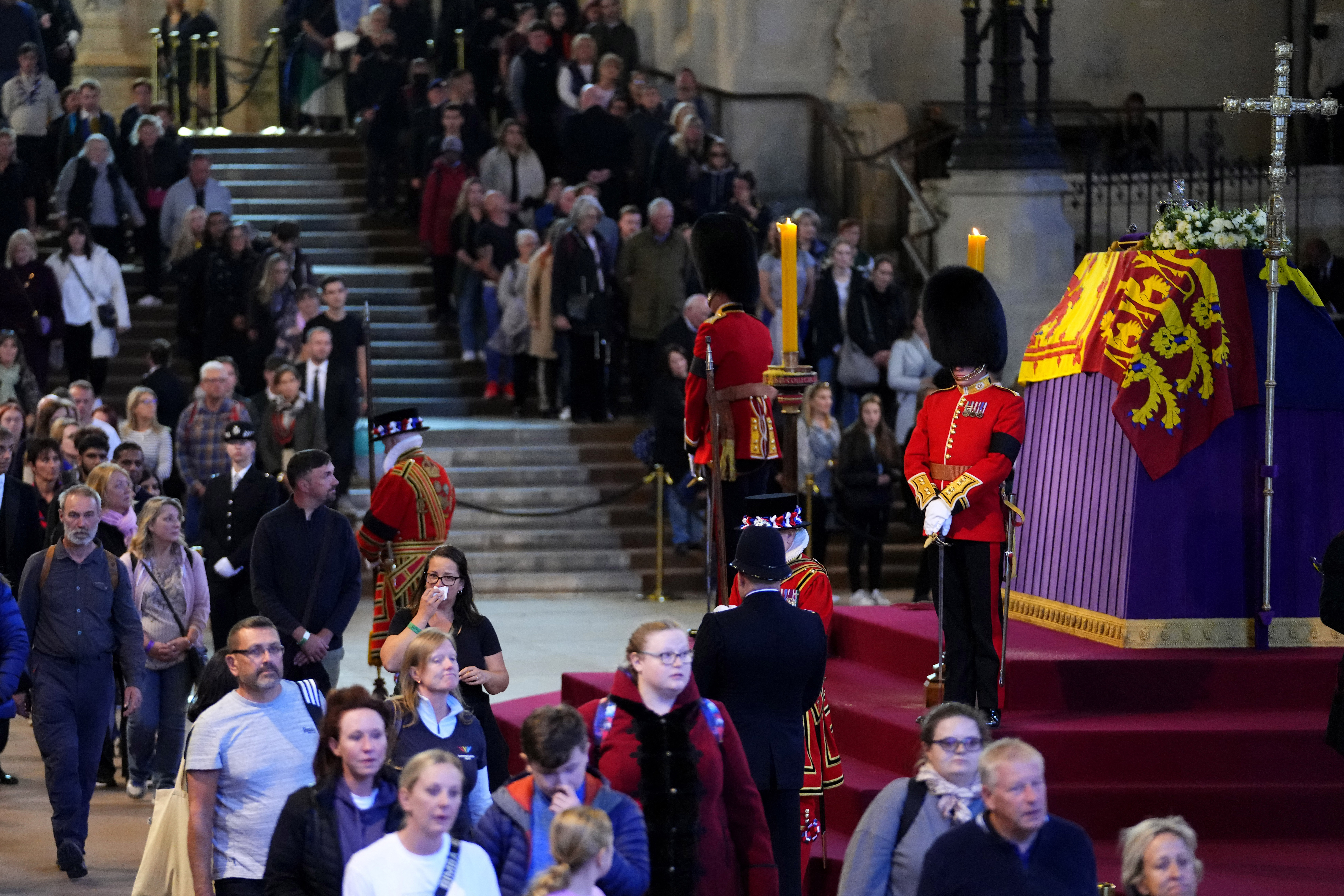 "La noche fue fría pero vale la pena". Como Carole Budd, los incondicionales de Isabel II ya plantaron su tienda de campaña en el centro de Londres para asegurarse estar en primera fila durante el funeral del lunes. Esta maestra de 65 años acampa frente a Westminster Hall, donde se encuentra la capilla ardiente de la soberana, y la Abadía de Westminster, donde tendrán lugar las exequias ante 2.000 invitados.