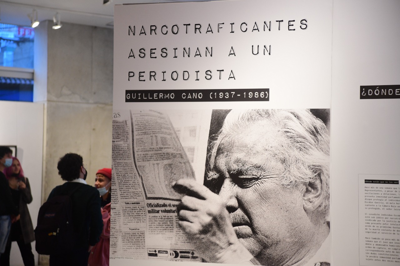 Narcolombia, exposición curada por Andrea Infante, Ómar Rincón, Lucas Ospina, Xavier Andrade, Paula Leuro y Santiago Rueda explora los íconos y símbolos que el narcotráfico ha generado en Colombia, desde tres frentes: el arte, la antropología y el análisis de los medios.