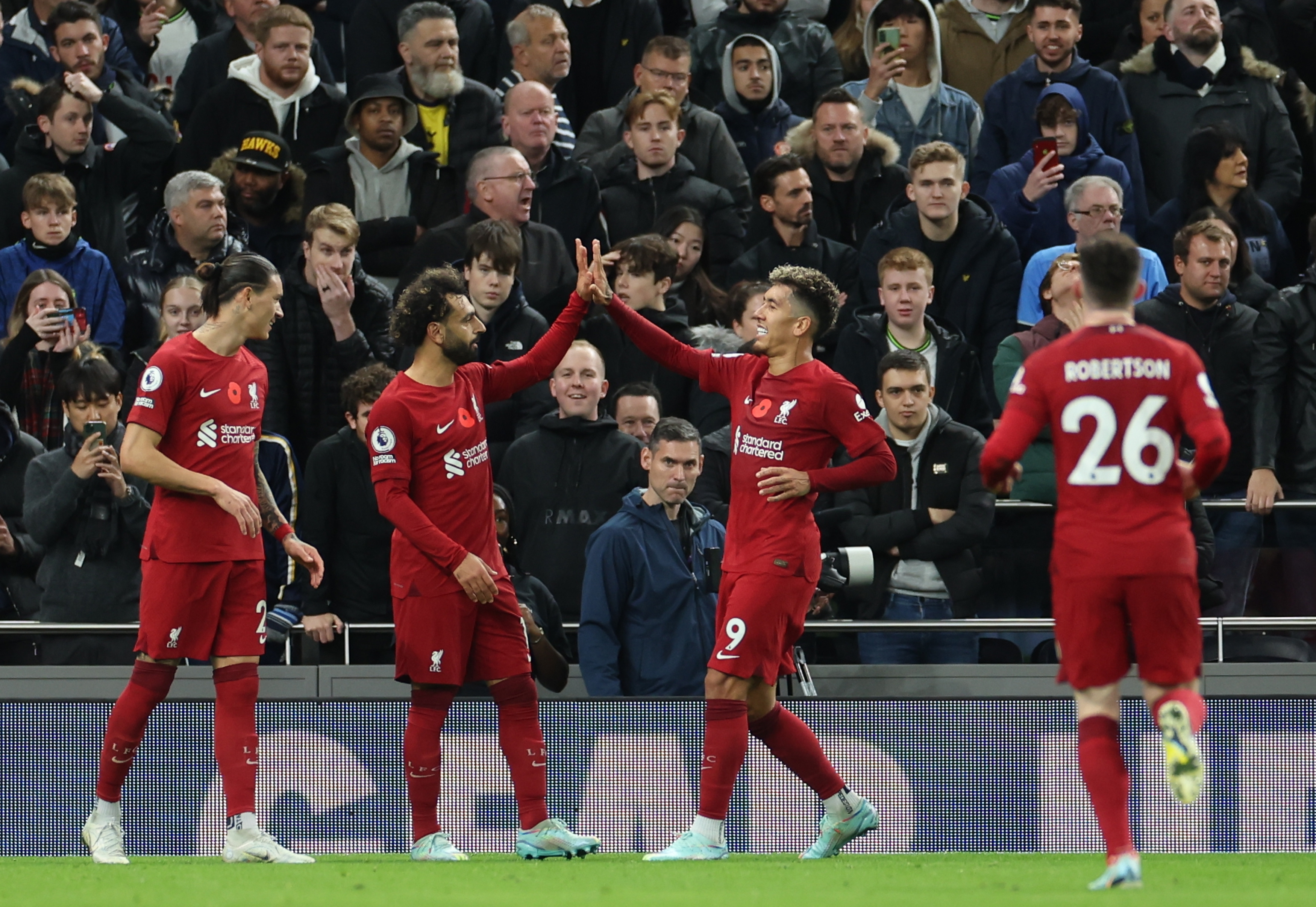 London (United Kingdom), 06/11/2022.- Liverpool's Mohamed Salah (2-L) celebrates with teammates after scoring the 2-0 lead during the English Premier League soccer match between Tottenham Hotspur and Liverpool FC in London, Britain, 06 November 2022. (Reino Unido, Londres) EFE/EPA/ISABEL INFANTES EDITORIAL USE ONLY. No use with unauthorized audio, video, data, fixture lists, club/league logos or 'live' services. Online in-match use limited to 120 images, no video emulation. No use in betting, games or single club/league/player publications