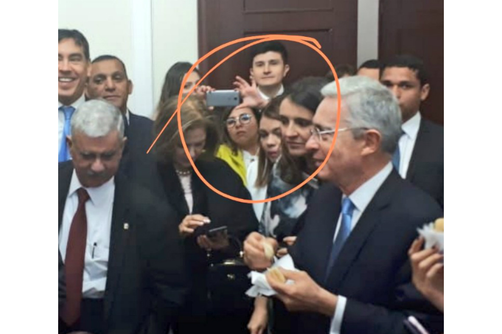 Amenazan en redes sociales a periodista que grabó reunión privada del uribismo