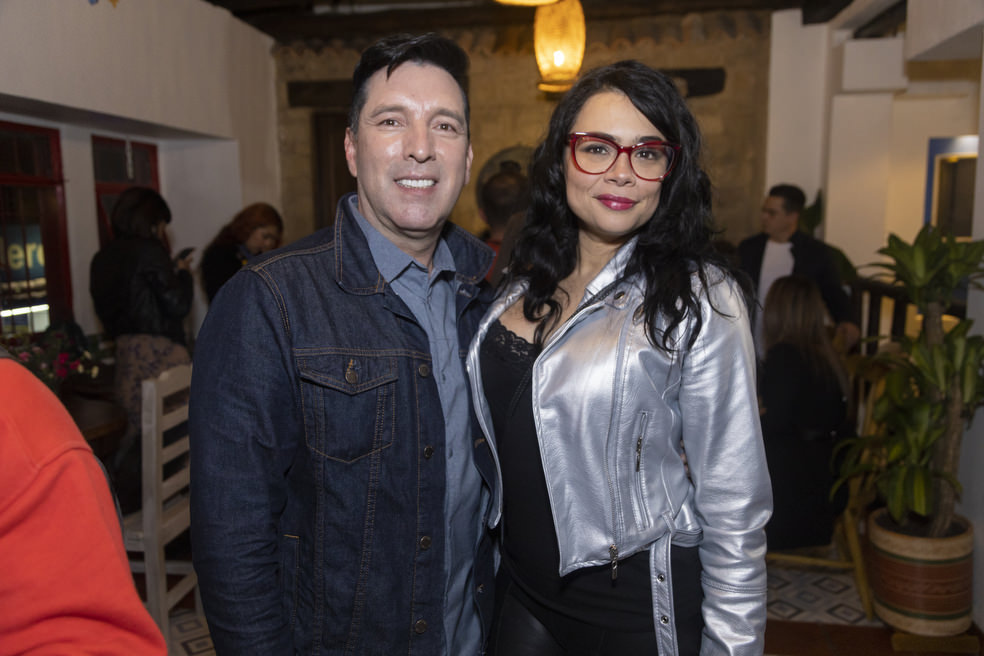 Lanzamiento Bijao Y Malanga
Fomentar la cultura y la tradicion colombiana a través de la cocina, el arte y la música es la experien- cia que se le entregará a cada comensal. Bogotá, 14 de junio de 2022, Orlando Liñan, cantante vallenato reconocido como ‘El timbre original’ y por interpre- tar a Diomedes Díaz en su bionovela y Luz Dary Cogollo cocinera de tradición y famosa protagonizar un capítulo de Street Food Latinoamérica, la miniserie documental de Netflix son los encarga- dos de darle vida al nuevo restaurante de comida colombiana llamado Bijao & Malanga.