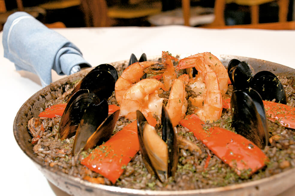Cómo preparar paella negra en casa