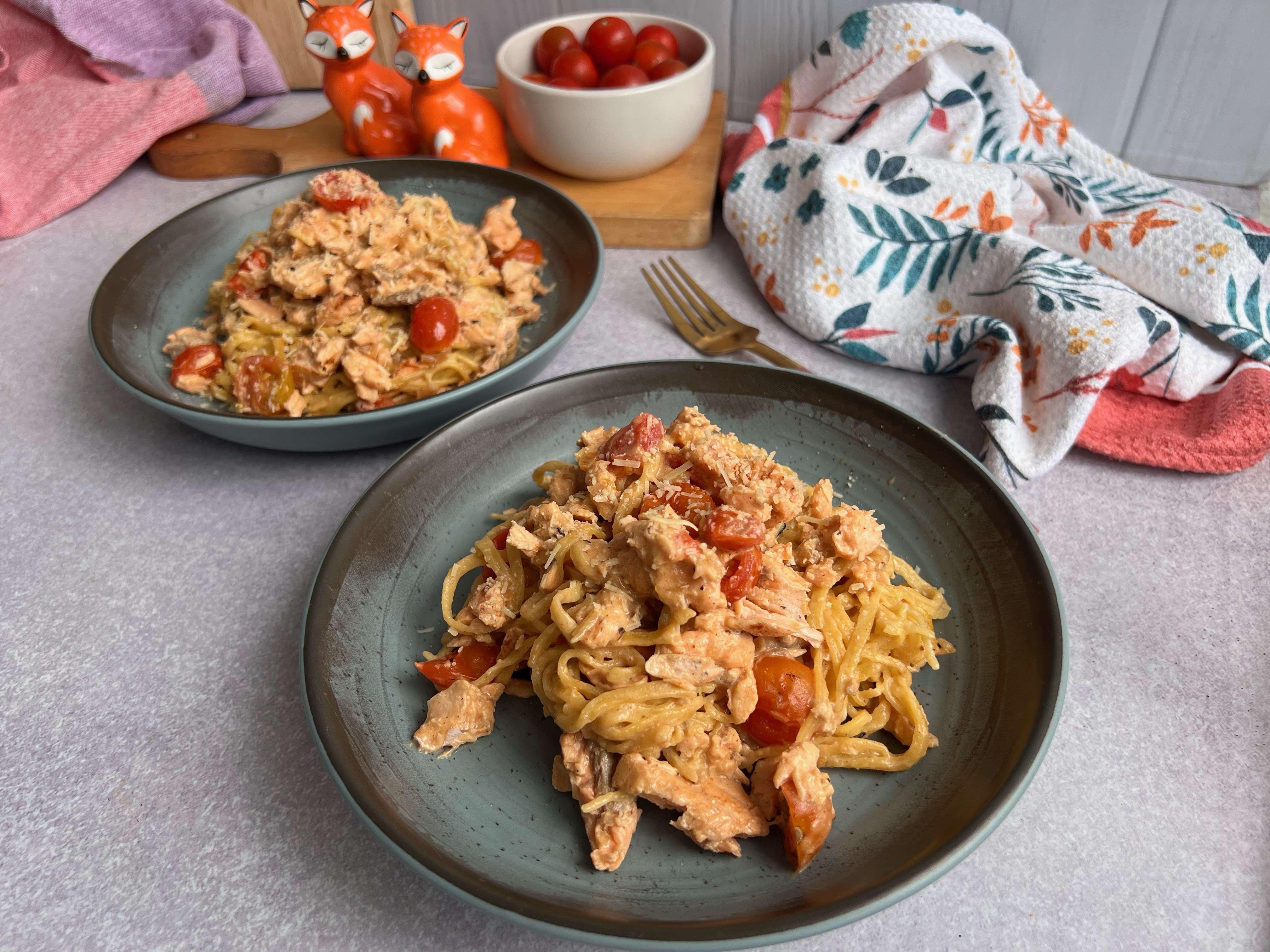 En 25 minutos prepara esta pasta cremosa con tomate y salmón