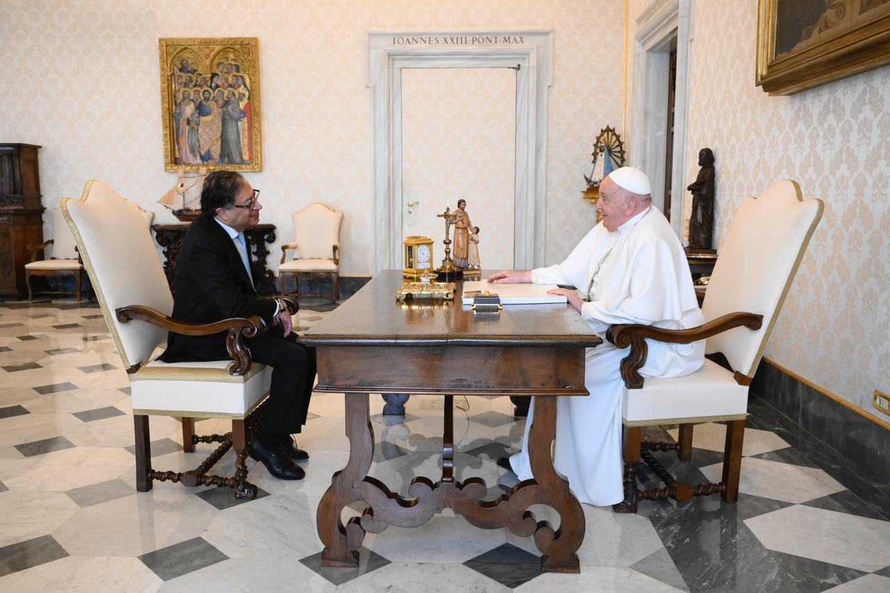 El presidente aseguró que, a su salida de la reunión con el papa en el Vaticano, le planteó la posibilidad de hacer una ronda de negociación con el ELN en ese Estado.