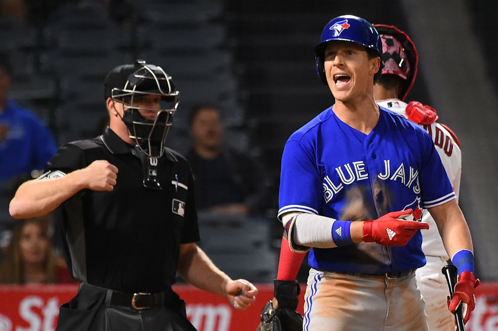 Acrobática forma de anotar una carrera en el béisbol de Grandes Ligas