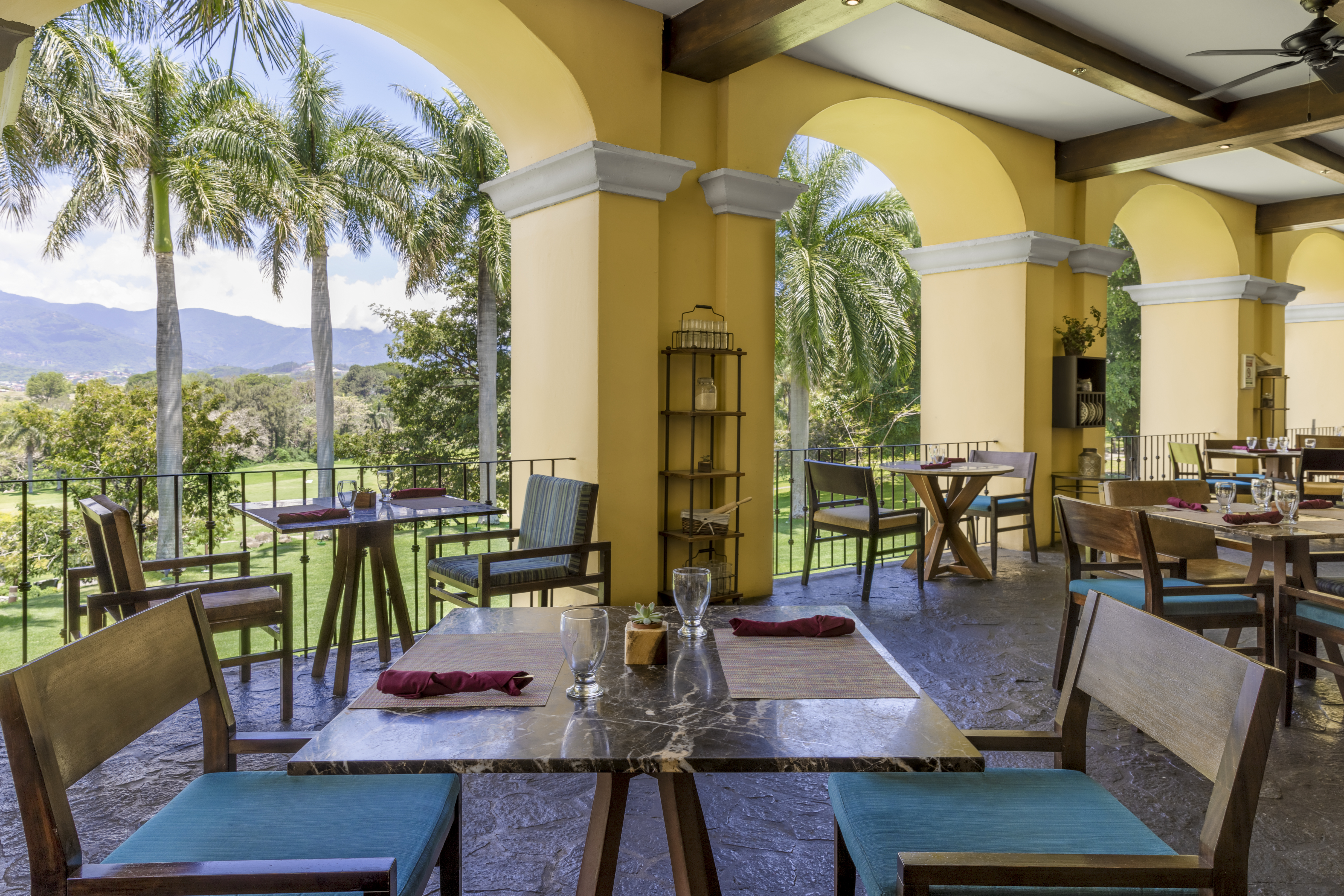 Hacienda Kitchen realza los sabores tradicionales de Costa Rica y ofrece una atmósfera relajada, perfecto para
iniciar su día con el desayuno buffet o disfrutar la cena en una mesa en la terraza al aire libre.