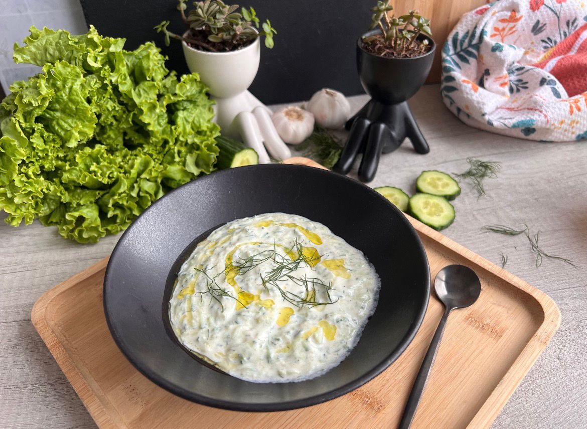 Este es el paso a paso para hacer un “tzatziki” griego