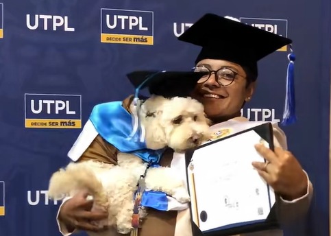 Joven se gradúa junto a su perrita de apoyo emocional y el momento se vuelve viral