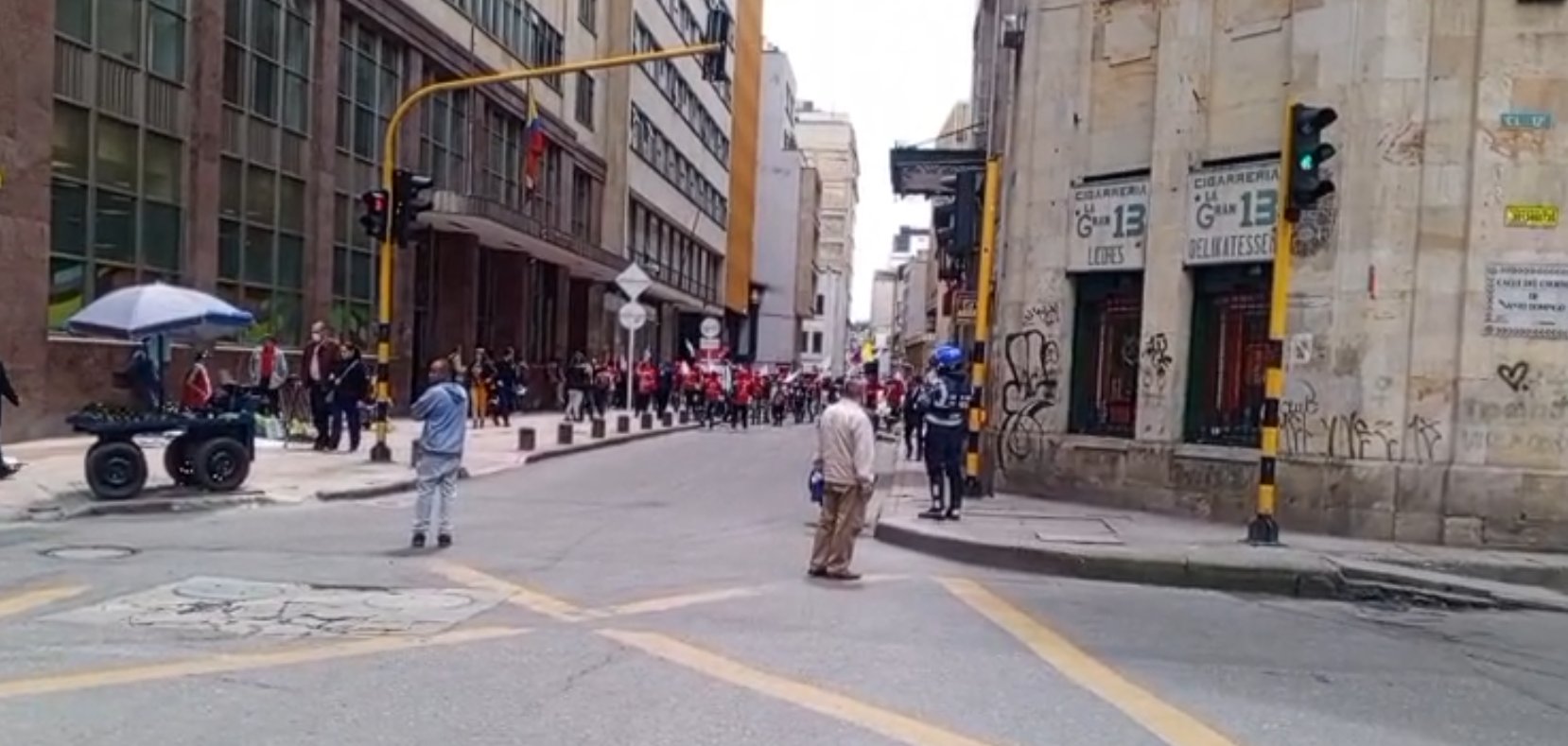 Movilidad: tránsito lento en la carrera 8 por paso de manifestación