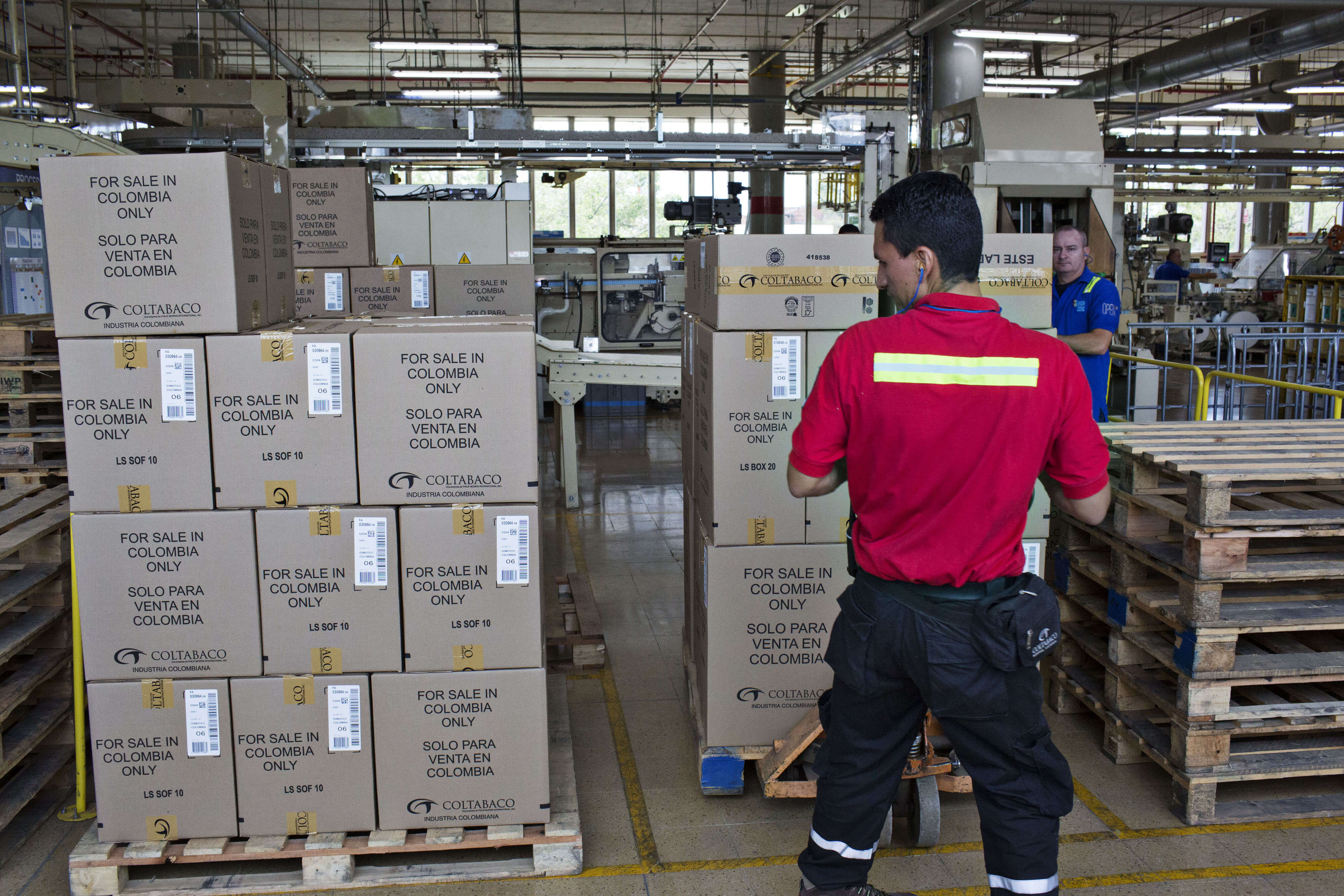 Philip Morris anuncia que deja la producción de cigarrillos en el país