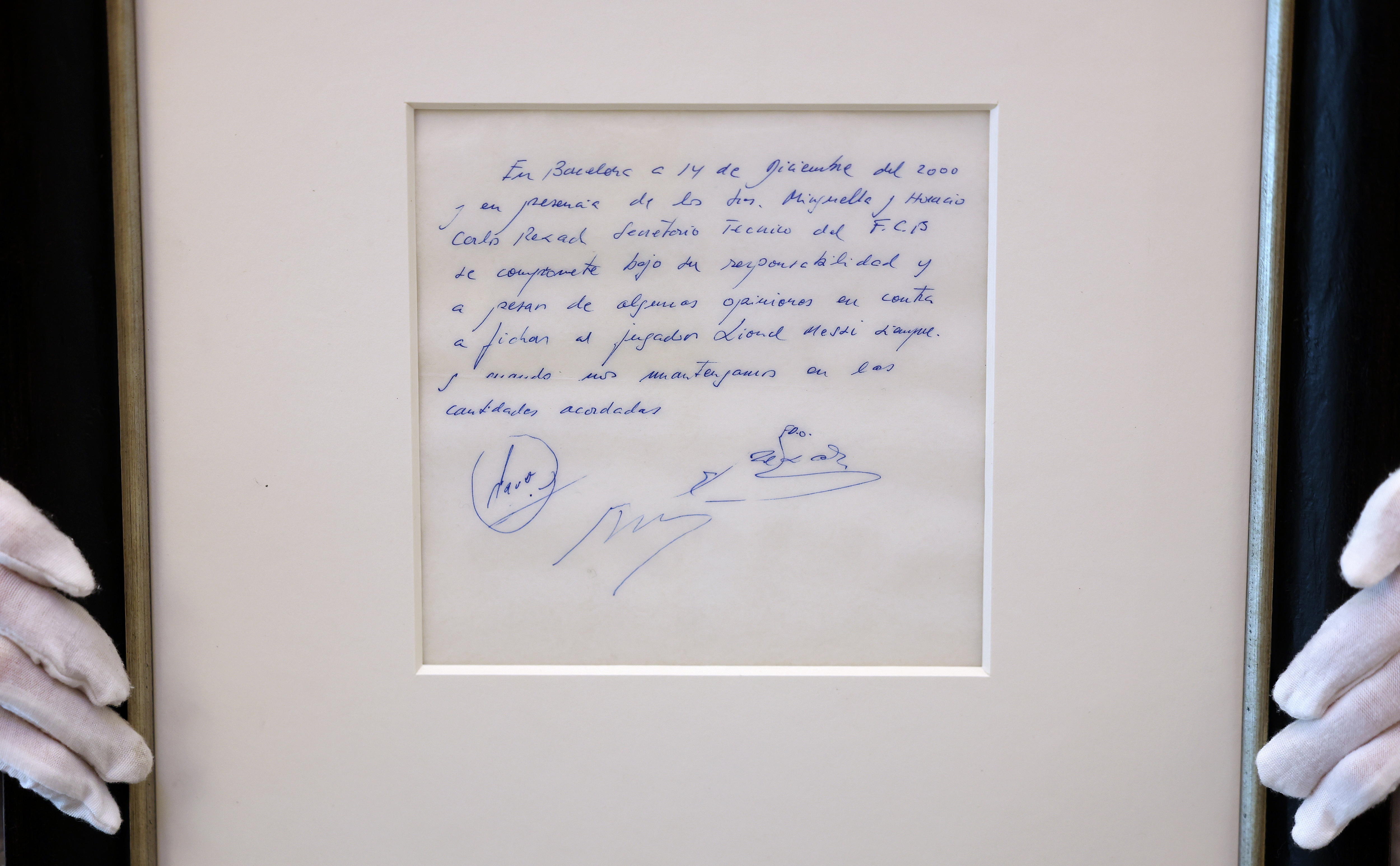 London (United Kingdom), 08/05/2024.- Bonham's auction house staff holds up the Lionel Messi napkin 'contract' for auction at Bonham's in London, Britain, 08 May 2024. The napkin used as a contract or first promise by his father to secure the 13 year old Lionel Messi for Barcelona, is under auction 08-17 May. The napkin and subsequent contract changed the fortunes of Messi, who went on to become one of the greatest soccer players of all time. The napkin is expected to fetch in the region of 300,000 British pounds (around 350,000 euro) . (Reino Unido, Londres) EFE/EPA/ANDY RAIN