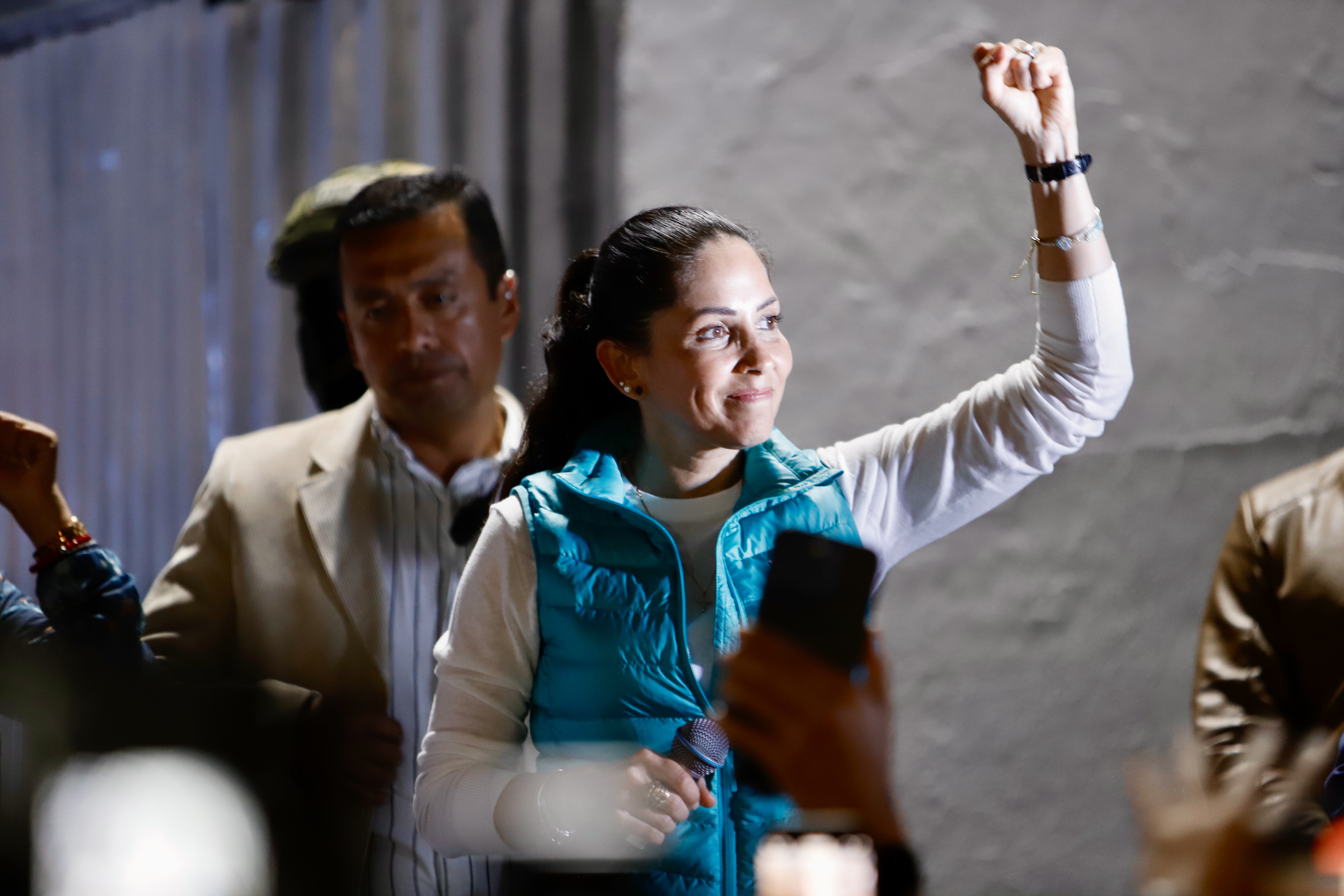 AME8871. QUITO (ECUADOR), 09/02/2025.- La candidata presidencial del correísmo, Luisa González, reacciona durante un evento tras los resultados de la primera vuelta de las elecciones generales este domingo, en Quito (Ecuador). Luisa González, del movimiento político Revolución Ciudadana, dio al correísmo el mejor resultado en una primera vuelta electoral desde que su líder, Rafael Correa, salió del poder en 2017. EFE/ Gianna Benalcazar