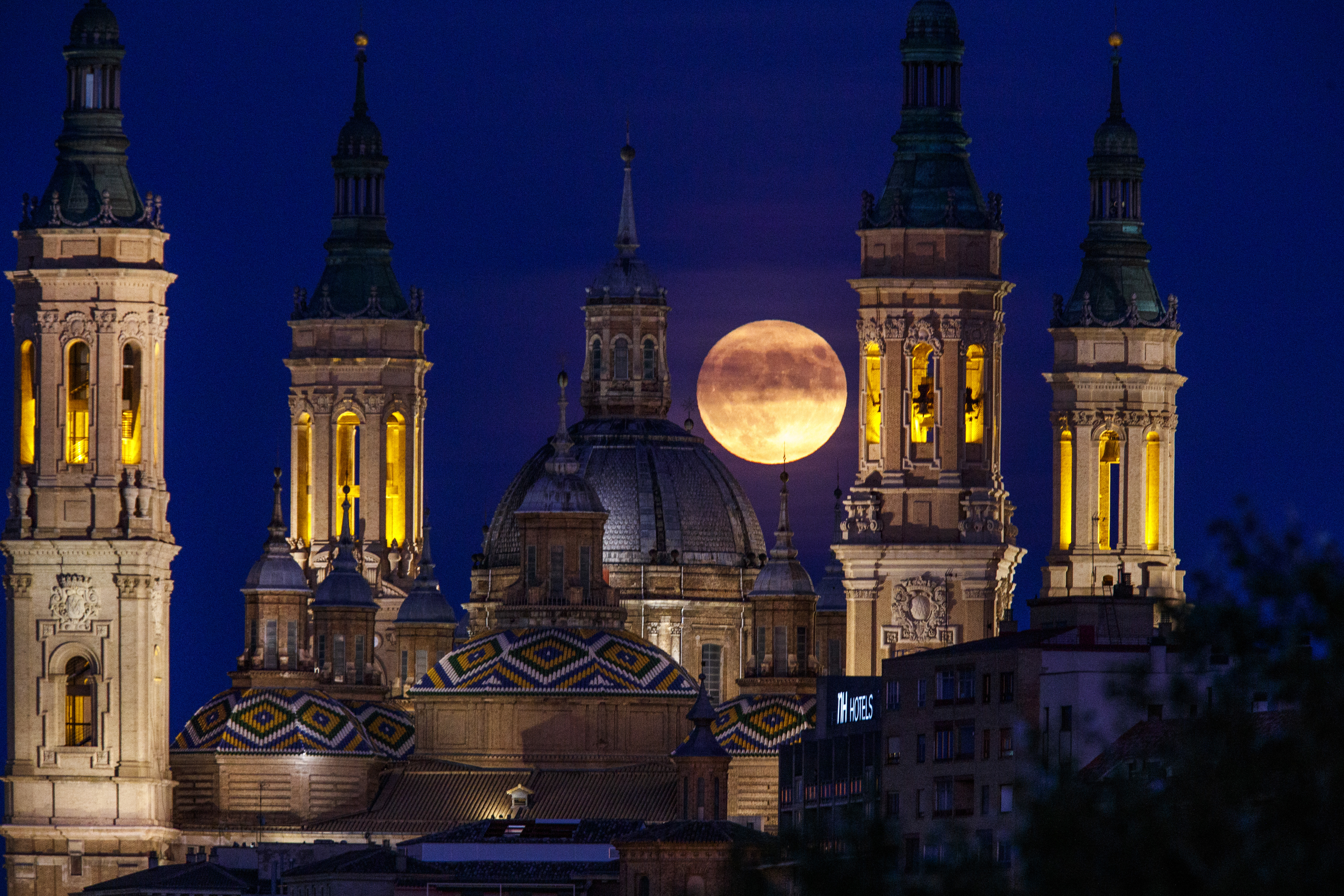 Las mejores fotos de la “superluna azul” desde distintas partes del mundo