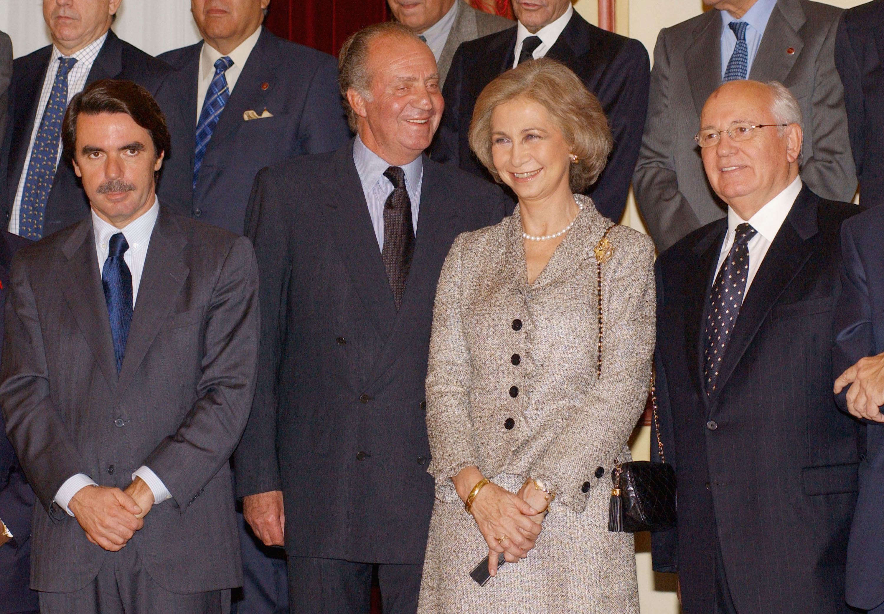 Los entonces presidente José María Aznar, el rey Juan Carlos y la reina Sofía de España, con el expresidente ruso asistían a la ceremonia de clausura de la conferencia sobre ''transición y consolidación democrática'' el 27 de octubre de 2001 en Madrid, España.
