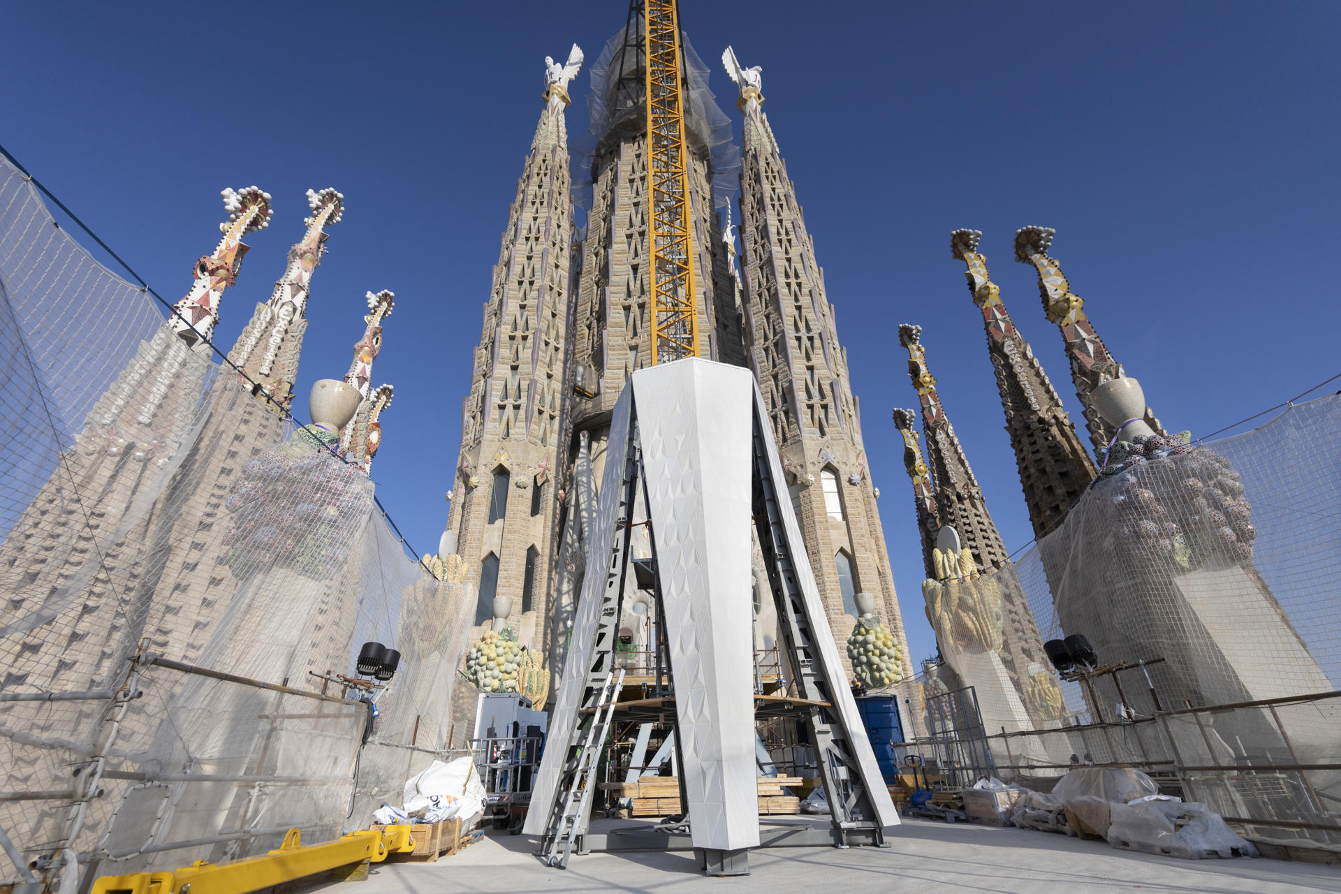 BARCELONA, 18/09/2025.- Aspecto de parte de la cruz que coronará la Torre de Jesucristo, cuando la Sagrada Familia alcanzará su cúspide de 172,5 metros de altitud al culminar la Torre de Jesucristo en junio de 2026, en el centenario de la muerte de Antoni Gaudí, mientras sigue pendiente de resolver la polémica por la futura escalinata de la fachada de la Glòria. EFE/Marta Pérez
