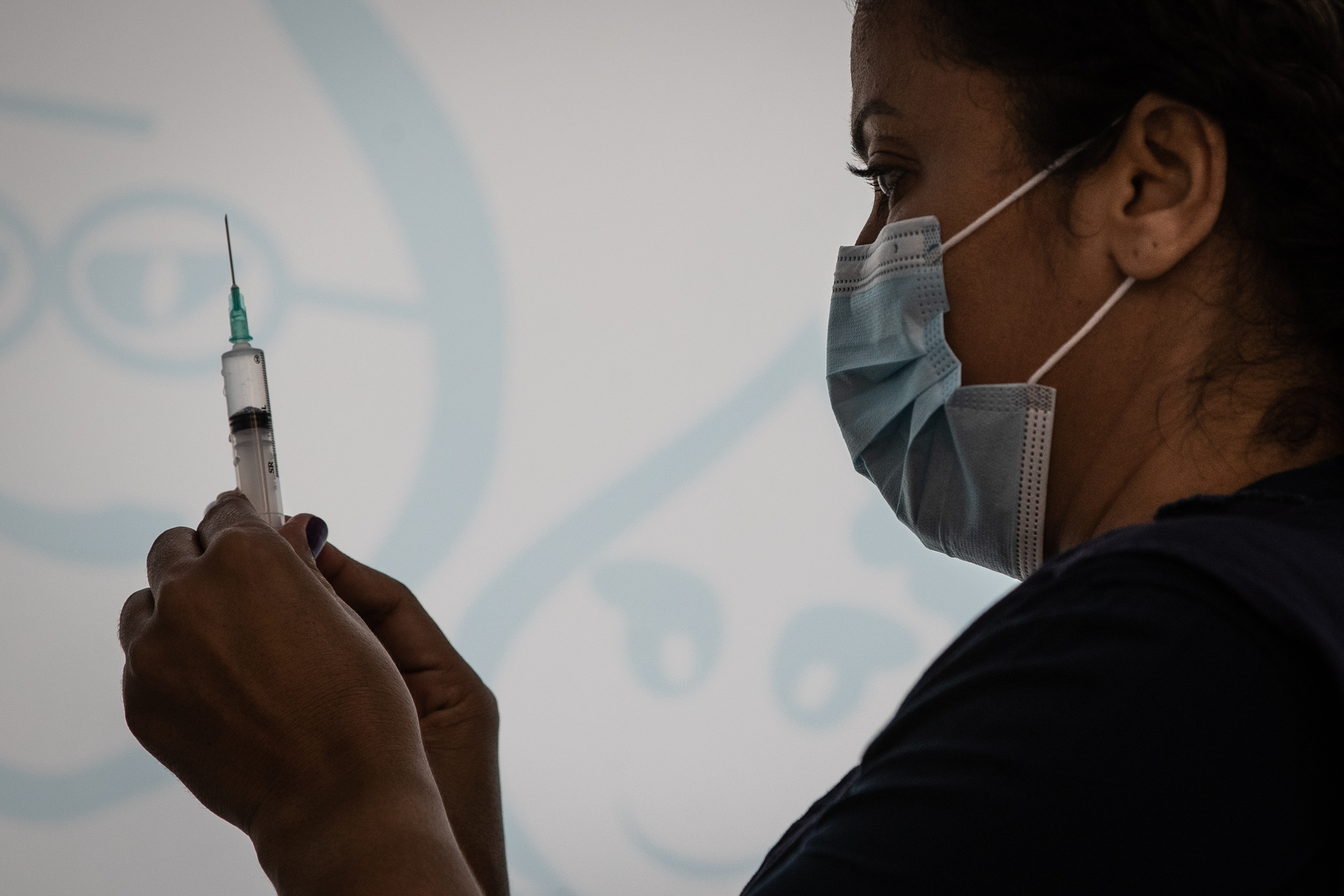AME4187. RÍO DE JANEIRO (BRASIL), 17/11/2022.- Un trabajador de la salud prepara una dosis de la vacuna Pfizer BioNTech contra el Covid-19, hoy, en la Clínica Familiar Sérgio Vieira de Mello, en Río de Janeiro (Brasil). La ciudad de Río de Janeiro comenzó a vacunar solo a bebés de 6 meses a 2 años con comorbilidades debido al número limitado de dosis de Pfizer para bebés (9.390). La transmisión local de BQ.1, una subvariante del omicrón estaría provocando el aumento de casos de Covid en la ciudad. EFE/ Andre Coelho
