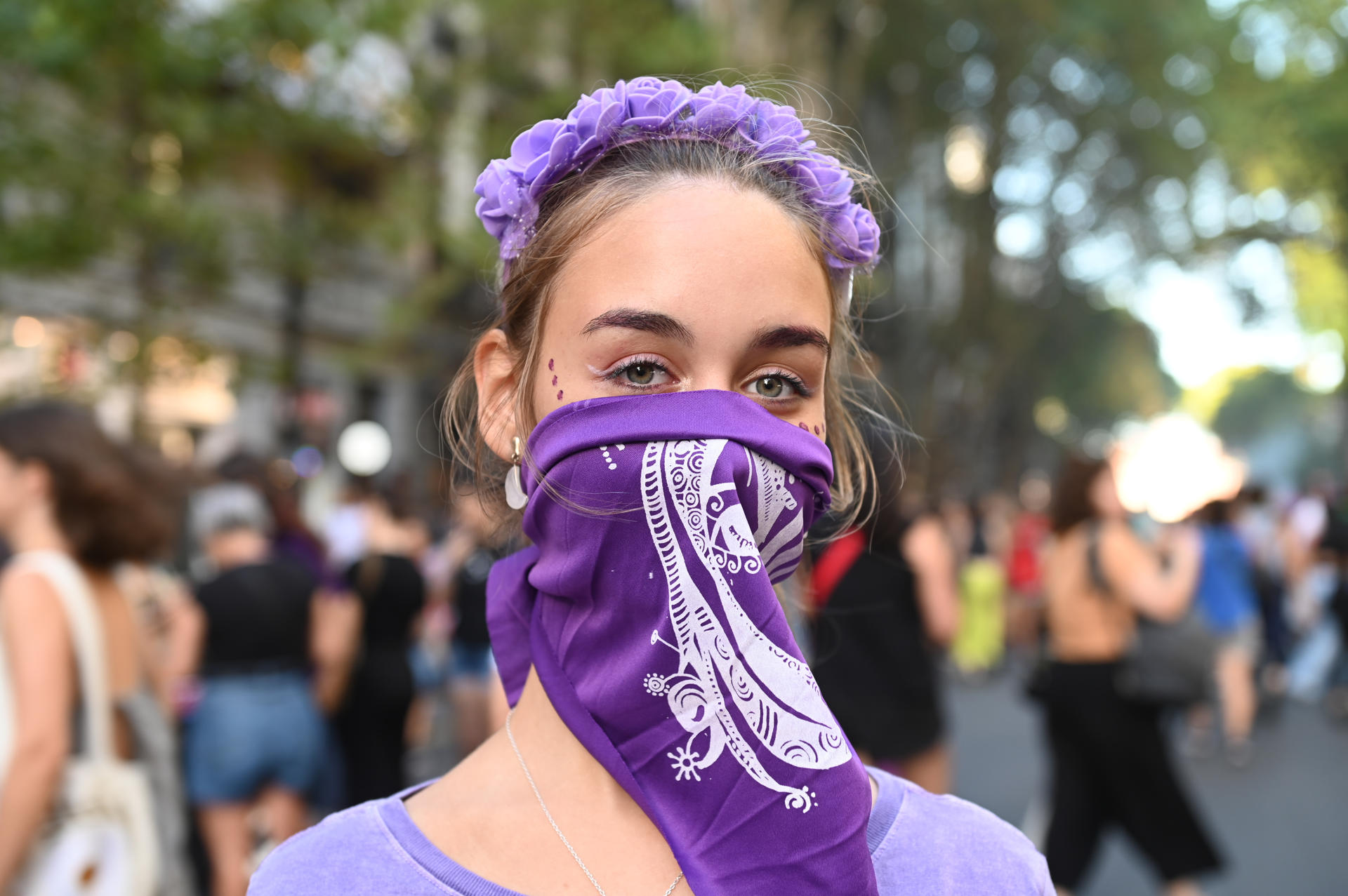 FOTODELDÍA AME2438. BUENOS AIRES (ARGENTINA), 09/03/2026.- Una mujer asiste a una manifestación por el Día Internacional de la Mujer Trabajadora, convocada por la organización Ni Una Menos para rechazar "el ajuste y la política de hambre" del Gobierno del presidente Javier Milei, este lunes, en Buenos Aires (Argentina). EFE/ Nehuen Rovediello
