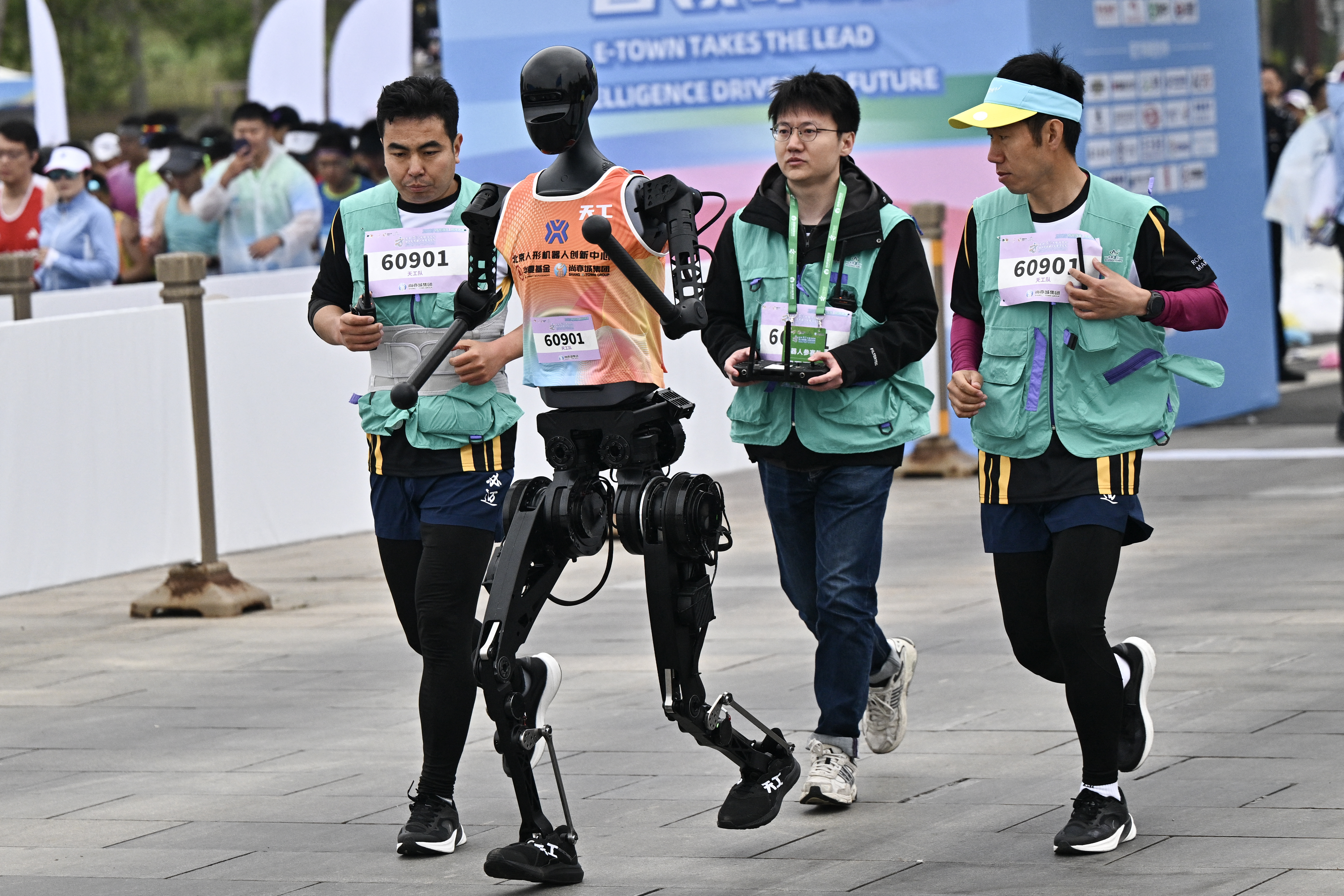 Humanos y robots se enfrentaron en la Media Maratón de Pekín, ¿quién ganó?
