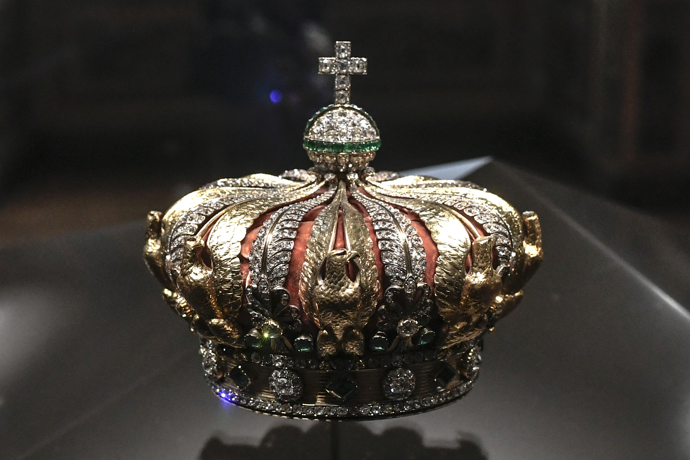 El Louvre anunció que la corona dañada durante el robo podrá ser restaurada completamente