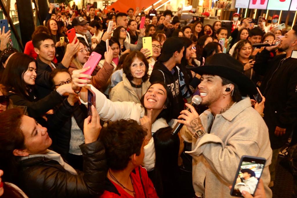 Pasabordo compartiendo con sus fans del Centro Comercial Santafé.