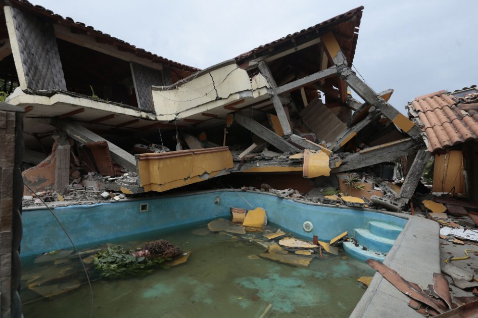 Una de las casa que colapsó en Pedernales, Ecuador, tras el terremoto que se presentó hace dos semanas./AFP