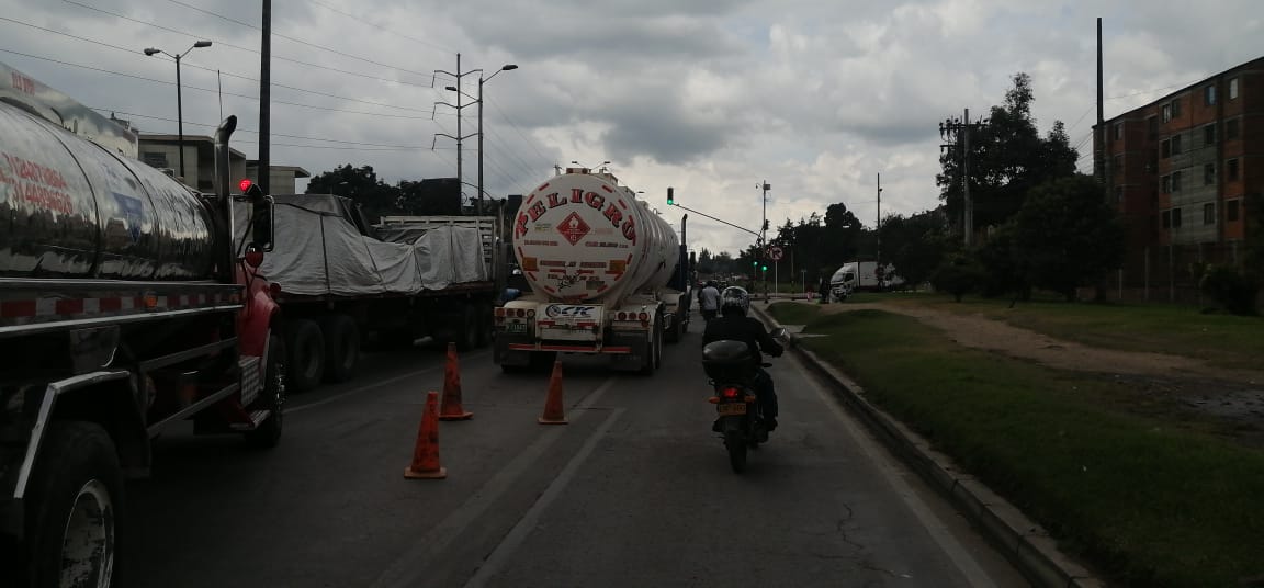 Vehículos de carga varados, otro obstáculo para la movilidad de la calle 13