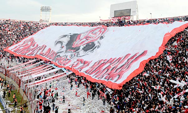 Hinchas de Huracán golpearon y robaron al plantel de jugadores