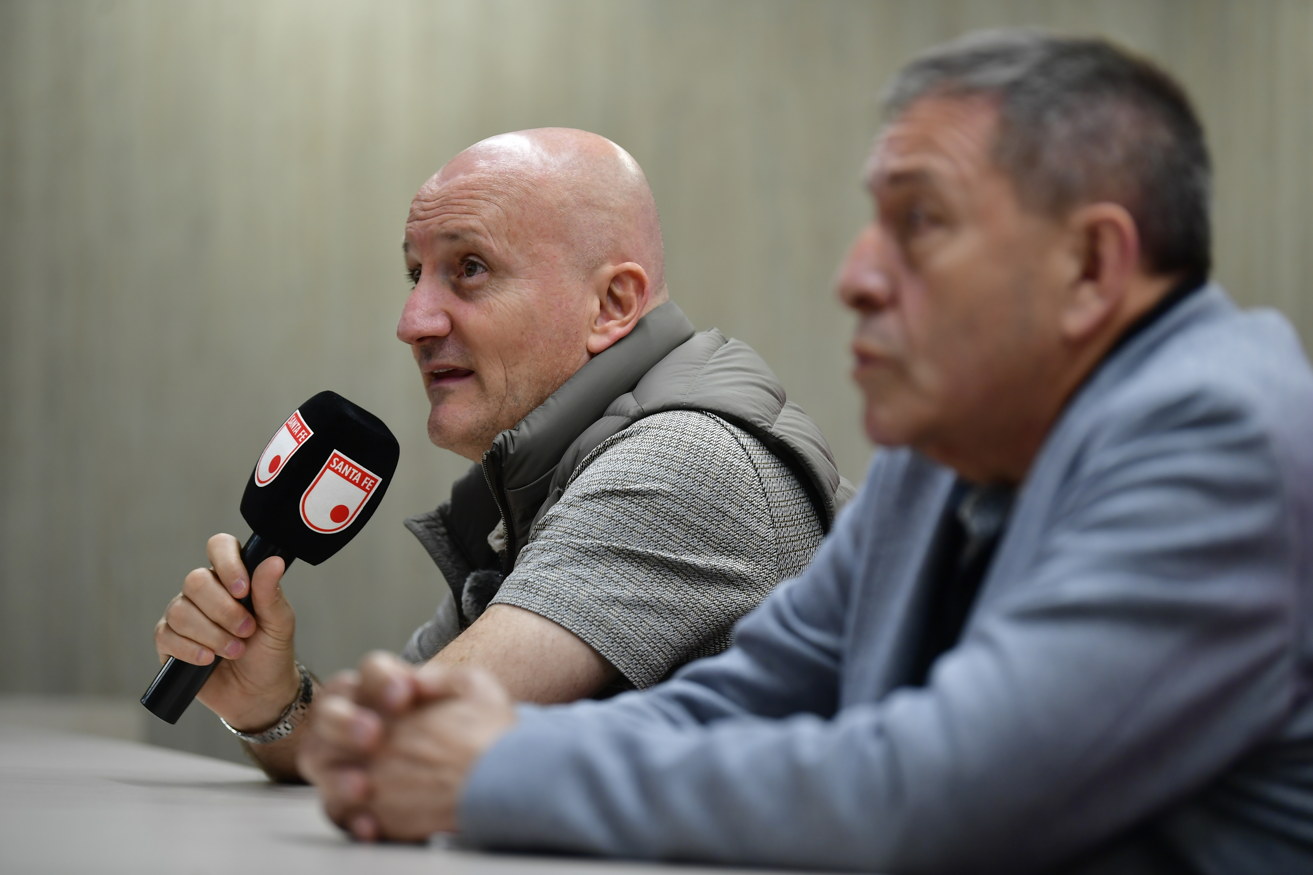 Presidente de Independiente Santa Fe y Pablo Repetto , técnico uruguayo (de chaleco), durante su presentación oficial como técnico cardenal.